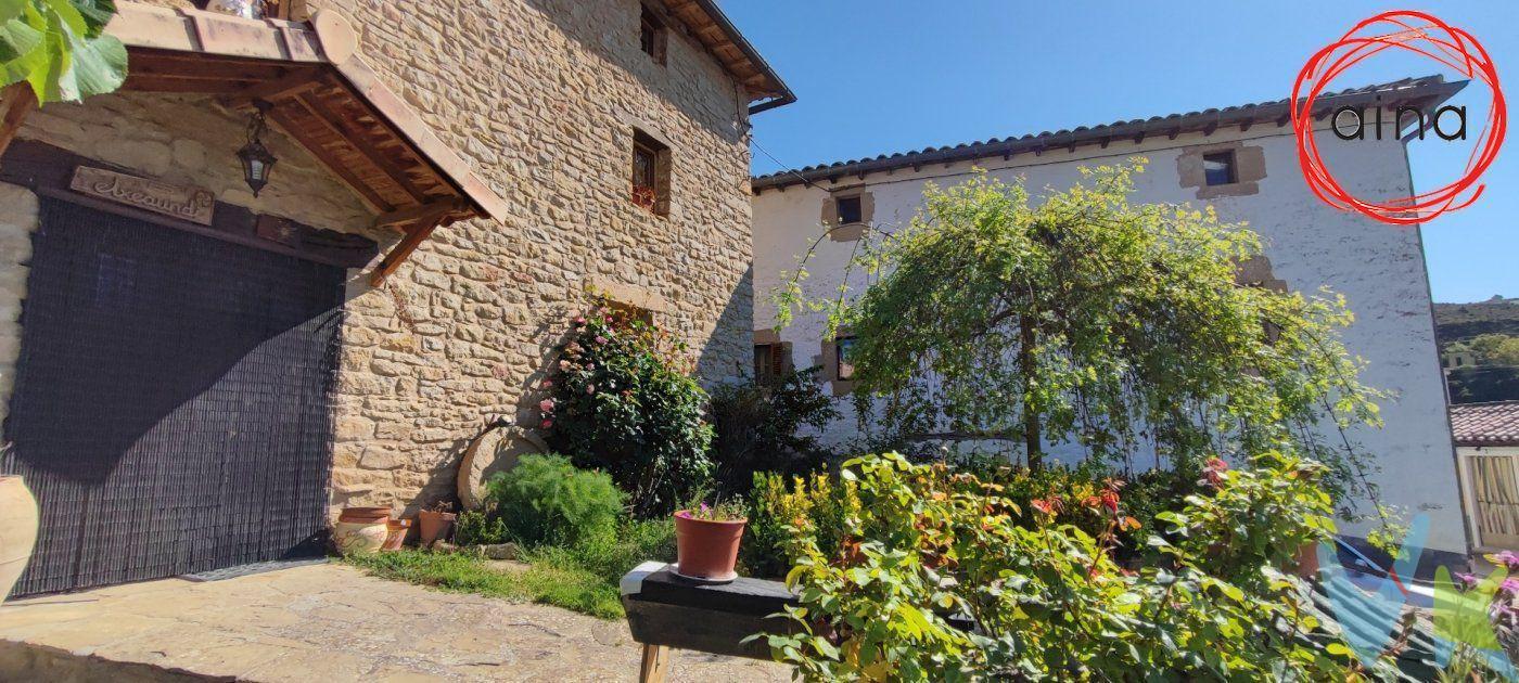 Impresionante casa de Piedra en el corazón de la Valdorba. Paisaje mediterráneo a media hora de Pamplona.  .  En Olleta una localidad tranquila,  pero habitada, con cuidadas casas y un vecindario internacional muy interesante.  .  En la parte alta del pueblo nos encontramos "Etxeaundi".  Una soberbia construcción, de tres plantas restaurada por completo en fechas recientes, destaca la fachada de piedra revocada y la cubierta arreglada. Subiendo por unas escaleras de piedra te recibe un jardín encantador, es de propiedad municipal , pero los propietarios lo cuidan con esmero y utilizan como zona de esparcimiento. El interior de la casa, se redistribuyo por completo y se reformó respetando en lo posible EL CARÁCTER Original e imprimiéndole un estilo bohemio muy chic.  .  El núcleo de vida de la casa es manejable y muy eficiente energéticamente hablando, se compone de un gran salón con chimenea de piedra ( con ventiladores de salida de aire caliente ). La cocina completa con  comedor (Con estufa de pelet), en la planta baja. En la planta primera hay  2 dormitorios, uno de ellos de 27m2 con vestidor y baño en suite, y otro baño independiente además de  una estancia multifuncional  biblioteca o zona de trabajo, con doble altura y el  acceso a una discreta terraza de 15m2. Para salvar las escaleras está instalada una silla elevadora.  .  Pero la casa tiene más espacio si hace falta. La planta bajo cubierta está diáfana y  la preside un antiguo horno de pan restaurado. Además tiene rincones prácticos como despensa y cuarto de calderas independiente.  .  . Además opcional hay opción de terreno urbanizable de 660m2,  al lado de la casa y un terreno rústico de 887m2.  .  Aparte de la  chimenea y la estufa de pelet,  que suponen un gran ahorro energético la casa dispone de calefacción convencional de gasoil.  .  Si buscas una casa especial. Lista para entrara vivir . Con mucho carácter y mucho arte. No dudes en llamar y te acompañaremos a visitarla. 