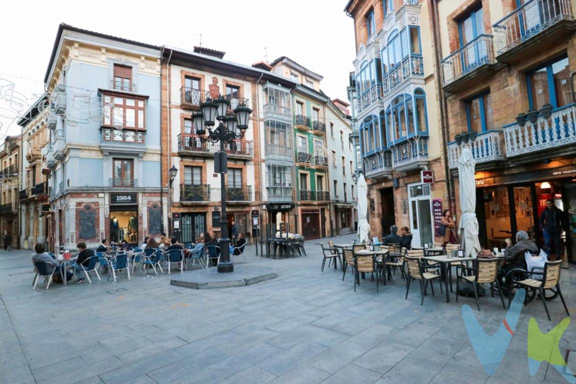 En pleno Casco Antiguo, Plaza Cimadevilla te ofrecemos este LOCAL A PIE DE CALLE completamente reformado y listo para su uso. Sin barreras arquitectónicas. Consta de un espacio diáfano, trastienda y extraordinariamente COCINA Y BAÑO CON DUCHA. Imagina el negocio de tus sueños, ahora colócalo en una ubicación estratégica y privilegiada y el éxito estará garantizado. No esperes más y llámanos.