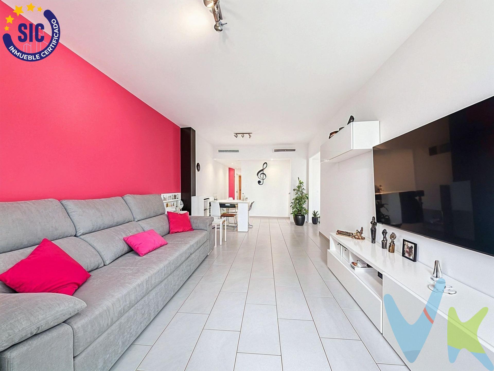 Si buscas una vivienda que combine amplitud visual, una atmósfera de paz absoluta y la comodidad de tenerlo todo a mano, este piso en la calle Porxe de Piles (edificación de 2006) es tu próximo destino. Con 108 m2 útiles perfectamente distribuidos, la sensación de libertad te acompaña en cada estancia. Al entrar, te recibe un salón-comedor inundado de luz natural, el lugar ideal para relajarte tras un día de trabajo. La cocina office, práctica y acogedora, cuenta con una galería independiente que aporta ese desahogo visual y funcional que tanto valoras. Habitación Suite: Un santuario personal que incluye un gran armario vestidor (el sueño de cualquier amante del orden) y un baño privado. Detalles sensoriales: Imagina despertar, abrir el balcón de tu habitación y sentir la brisa matutina, o disfrutar de tu música favorita en toda la casa gracias a la preinstalación de hilo musical. Silencio y Clima: Gracias a las ventanas Climalit, el ruido exterior desaparece, permitiéndote disfrutar del confort térmico del aire acondicionado por conductos en un ambiente de total serenidad. Vivir aquí es ganar calidad de vida. Olvídate del estrés gracias a tu propia plaza de garaje y trastero incluidos. Además, la ubicación es impecable:. 6 minutos de la arena de la playa de Piles para sentir el mar. 8 minutos de la vibrante vida de Oliva y 19 minutos de Gandía. Acceso inmediato a la AP7, conectándote rápidamente con Valencia y Alicante. Estado: Impecable, listo para entrar a vivir. Con videoportero para tu seguridad y acabados que se perciben de alta calidad al tacto y a la vista. Tu nueva vida en Piles comienza con una llamada. Imagina desayunar en tu balcón o estar en la playa en solo 6 minutos. Si buscas calidad de vida y confort real, este es tu sitio. ¡Llámanos hoy mismo y ven a conocer tu próximo hogar!. VENTA:. PVP 175.000€. Gastos e impuestos no incluidos en el precio. La compra conlleva impuestos y gastos de formalización para el comprador. A título orientativo se informa que en segundas transmisiones el ITP con carácter general en  Valencia es del 10%, pudiendo existir otros tipos impositivos atendiendo a las circunstancias  personales del comprador u otras circunstancias previstas legalmente. Base imponible del impuesto el mayor valor entre el precio de compraventa, la tasación o el valor de referencia catastral. En cuanto a los gastos de notaría y registro, en su caso,  suelen oscilar aprox; entre 1,5% y 2,5% (aranceles variables según precio, n.º de copias y complejidad). El comprador elige notario. Si el comprador precisase de hipoteca: tasación, condiciones y costes bancarios serán según entidad elegida por el comprador, así como los gastos de gestoría, y cualesquiera otros gastos inherentes a la formalización de la compraventa que legalmente correspondan a la parte compradora, salvo pacto expreso en contrario con el vendedor. El consumidor tiene, conforme a la normativa vigente, a su disposición información y documentación adicional relativa al inmueble y condiciones de la compraventa, que podrá ser consultada en C/Joaquín Costa 4, bajo 46005 Valencia o urbe2@remax.es. Honorarios de mediación inmobiliaria a cargo del  COMPRADOR: (3% del precio final de venta más IVA (21%), salvo otro pacto.); y de VENDEDOR (según acuerdo con el mismo). Se informa al consumidor que la agencia actúa como intermediaria inmobiliaria en la operación, estando cualquier eventual compraventa y sus condiciones sujeta a la aceptación expresa del propietario-vendedor y a la posterior formalización del correspondiente contrato.