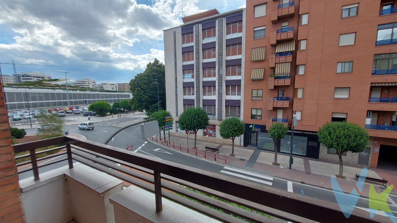 INMOBILIARIA SOLOZÁBAL presenta una excente oportunidad  en el centro.¡Descubre tu próximo hogar en el corazón de Logroño! Presentamos un exclusivo piso en venta, estratégicamente ubicado en la zona Centro, que te ofrece la combinación perfecta de confort, espacio y accesibilidad. Este maravilloso apartamento, situado en la segunda planta de un edificio construido en 1979, está diseñado para satisfacer todas tus necesidades y cumplir con tus expectativas.Con un total de 104.47 m² construidos y 91.91 m² útiles, esta vivienda brinda un ambiente amplio y acogedor para disfrutar cada día. Al entrar, serás recibido por un salón espacioso, ideal para reunir a amigos y familiares, con acceso directo al balcón donde podrás disfrutar de vistas encantadoras mientras te relajas al aire libre. Además, el piso se encuentra completamente amueblado, listo para que te instales sin preocupaciones.El piso consta de cuatro habitaciones bien distribuidas, ofreciendo espacio más que suficiente para cada miembro de la familia o para establecer una oficina en casa si así lo requieres. Su diseño elegante y funcional garantiza privacidad y comodidad en cada rincón del hogar. La cocina, completamente equipada con electrodomésticos modernos, te permitirá sacar a relucir al chef que llevas dentro mientras te deleitas con tus recetas favoritas.Una de las grandes ventajas de este inmueble es su funcionalidad. El edificio cuenta con ascensor, facilitando el acceso a todas las plantas, y pone a tu disposición una plaza de garaje que añade un extra de comodidad y seguridad a tu día a día. Además, un trastero se incluye en la venta, proporcionando espacio de almacenamiento adicional para mantener el orden en el hogar.La localización es simplemente excelente. Situado en el área centro de Logroño, estarás rodeado de todos los servicios esenciales, desde supermercados y bancos hasta restaurantes y tiendas. Los desplazamientos serán más que convenientes gracias a la cercanía del transporte público, con numerosas paradas de autobús que te conectan rápidamente con todo Logroño y sus alrededores.La seguridad y tranquilidad son fundamentales; por ello, esta comunidad bien cuidada no sólo garantiza ambas, sino que también proporciona un ambiente comunitario amistoso en el que disfrutarás de una calidad de vida excepcional. Este es el hogar que estabas buscando, donde cada detalle ha sido considerado para tu confort y bienestar.Finalmente, está listo para que lo visites y descubras tú mismo todo lo que este piso tiene para ofrecer. No te pierdas esta oportunidad única de vivir en un lugar que combina la vitalidad del centro de la ciudad con la calidez y comodidad de un hogar impecable. Contacta con nosotros para programar una visita, ¡estamos seguros que quedarás maravillado con lo que descubrirás!Sé el próximo en experimentar esta joya de Logroño y hacerla tuya. Tu nuevo hogar te espera en la zona centro. No dudes más y contáctanos, estamos aquí para hacer tus sueños realidad. 