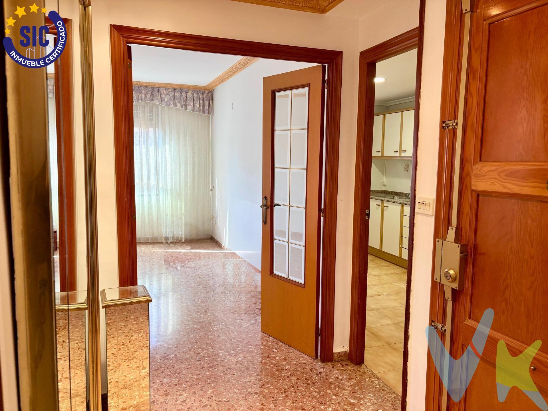 Te presentamos una magnífica oportunidad para crear el hogar que siempre has soñado: una amplia y luminosa vivienda de 105 m², ubicada en la tercera planta de un edificio de tres alturas, lo que garantiza tranquilidad, privacidad y una excelente entrada de luz natural durante todo el día. Una propiedad prácticamente toda exterior, donde cada estancia respira amplitud y bienestar. Nada más cruzar la puerta, te recibe un acogedor distribuidor presidido por una gran cristalera que inunda el espacio de luz y marca el carácter de la vivienda desde el primer instante. Desde aquí, se abre paso a una espaciosa cocina independiente, perfecta para el día a día, con acceso directo a una práctica galería con vistas a una agradable calle peatonal, ideal para disfrutar de un entorno tranquilo y sin ruidos. Desde el propio distribuidor también accedemos al impresionante salón-comedor, un espacio amplio y versátil que se convierte en el verdadero corazón de la vivienda. Equipado con aire acondicionado por split y un gran ventanal, ofrece un ambiente luminoso y confortable, perfecto tanto para el descanso como para reuniones familiares o sociales. Avanzando por el pasillo, la zona de descanso se organiza de forma funcional. En primer lugar, encontramos un baño completo de generosas dimensiones, equipado con un amplio plato de ducha que aporta comodidad y estilo. A continuación, se sitúan dos habitaciones sencillas, ambas muy luminosas gracias a su orientación, una de ellas con armario empotrado y vistas a un tranquilo patio comunitario. Seguidamente, se abre paso la impresionante habitación principal, destacando por su gran tamaño, su excelente luminosidad y sus vistas a la calle, convirtiéndose en un espacio perfecto para el descanso. Al final del pasillo encontramos otra habitación doble, ideal como dormitorio adicional, despacho o zona de ocio, así como un segundo aseo de buen tamaño con ventana exterior, aportando ventilación natural y funcionalidad. La vivienda se encuentra completamente vacía, lo que te permitirá decorarla y adaptarla totalmente a tu estilo, convirtiéndola en un espacio único y personal. Además, dispone de termo eléctrico, aportando comodidad y eficiencia en el suministro de agua caliente. Su excelente distribución, su amplitud y su carácter exterior la convierten en una opción ideal tanto para familias como para quienes buscan espacio y luz en su día a día. ¡Ven a visitarla!. INMUEBLE CERTIFICADO DESDE ASICVAL (Asoc. Inmobiliarias Com. Valenciana) POR CASATUYA (Agente Certificador Homologado). (*) Cláusula Informativa de Costes. En cumplimiento de la Ley 10/2025, de 28 de diciembre, y demás normativa aplicable en materia de transparencia y protección de consumidores, se informa de que el precio anunciado no incluye los gastos ni los tributos derivados de la compraventa. El Impuesto sobre Transmisiones Patrimoniales (ITP) se aplicará conforme al tipo vigente en la Comunidad Valenciana, con carácter general el 10%, sin perjuicio de posibles tipos reducidos en función de las circunstancias personales del adquirente o de las características del inmueble. Dicho impuesto se calculará sobre el mayor valor entre el precio de compraventa y el Valor de Referencia Catastral. Los gastos notariales se determinarán según el arancel oficial establecido en la normativa vigente, y los gastos registrales conforme al arancel del Registro de la Propiedad. Honorarios de la Agencia del Comprador: Se informa de que, en su caso, podrán existir honorarios profesionales a cargo del comprador cuando previamente se hayan contratado servicios específicos de encargo de compra, no estando dichos honorarios vinculados en ningún caso al precio del inmueble. Para más información, se recomienda consultar con la administración competente.