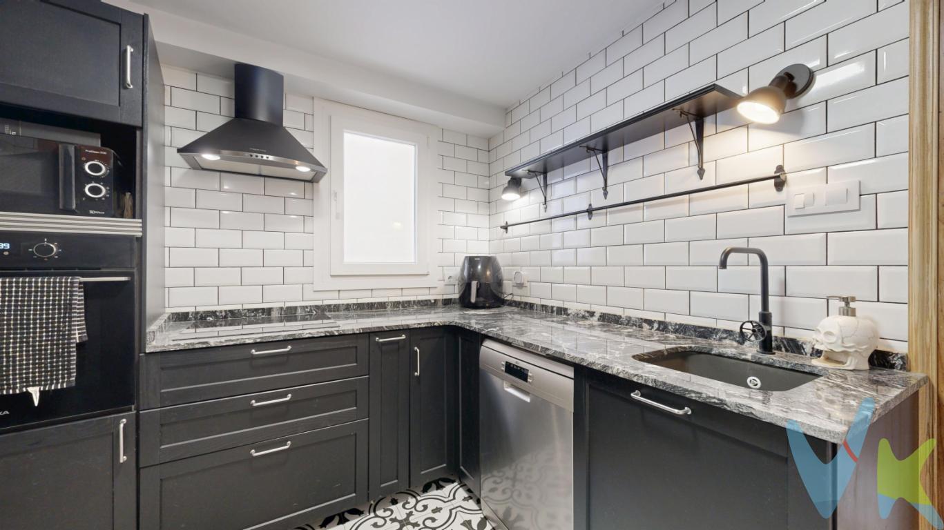 Piso en Torrent con reforma del 2022 y 5 habitaciones más terraza.Esta magnífica vivienda destaca por el encanto y estilo de su reforma del 2022 y sus acabados de calidad.La vivienda nos sorprende con 4 habitaciones y una gran buhardilla que puede convertirse fácilmente en 2 habitaciones más o ser una sala polivalente para realizar tus hobbies, sala de cine, gimnasio etc. También encontramos una moderna cocina independiente, otro baño, así como salón con acceso a una amplia y luminosa terrazaReformada del año 2022 con las mayores calidades, techos altos con vigas tratadas, ventanas climalit, puertas de mobila restauradas manualmente, etc.Esta magnífica vivienda destaca por el encanto y estilo de su reforma del 2022 y sus acabados de calidad. Este piso es parte de una casa completa de dos plantas independientes, la parte de abajo dispone de otro salón, cocina, amplia terraza con anexo de sala polivalente y 2 habitaciones más 2 baños incorporados a cada habitación. Esta casa completa también hay posibilidad de adquirirla en su totalidad. Infórmate.Además tendrás el privilegio de vivir en el centro de Torrent con todos los servicios al lado, muy cerca de la Avenida al Vedat, centro neurálgico con comercios, bancos, supermercados, ayuntamiento, colegios, paradas de metro,   Sé el primero en llamarnos para no perder esta gran oportunidad.Se el primero en llamarnos para no perder esta gran oportunidad.Si tienes que vender antes tu vivienda, llámanos y te asesoramos cómo hacerlo para además tener los mínimos gastos posibles y todas las garantías.Agencia Registrada con el nº00516 en el Registro Obligatorio de Agentes Inmobiliarios de la Comunidad ValencianaPor mandato expreso del propietario, COMERCIALIZAMOS ESTE INMUEBLE EN EXCLUSIVA, lo que le garantiza el acceso a toda la información, a un servicio de calidad, un trato fácil, sencillo y sin interferencias de terceros. Por este motivo, se ruega NO MOLESTAR AL PROPIETARIO, a los ocupantes de la propiedad o a los vecinos. Muchas gracias por su comprensión.La oferta está sujeta a cambios de precio o retirada del mercado sin previo aviso. Este anuncio en su conjunto, incluyendo textos, fotos, imágenes o cualquier otro contenido de este, no es vinculante dado que la información es ofrecida por terceros y puede contener errores. Se muestra a título informativo y no contractual.El precio anunciado NO INCLUYE los impuestos, ni los gastos como, Notario, Registro de la Propiedad, ni los honorarios de la agencia inmobiliaria.Esta propiedad se pone a la venta con toda la documentación comprobada y en regla, por lo que ofrecemos GARANTIAS a los compradores.