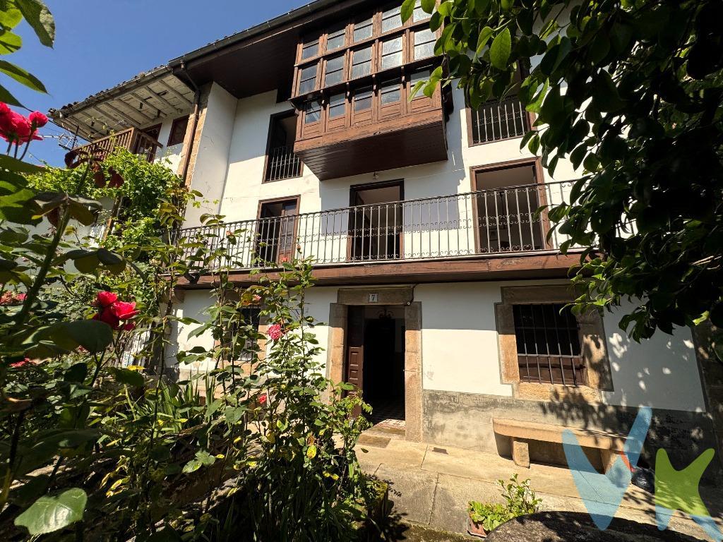 CASA TRADICIONAL EN HELGUERA: 3 Plantas, Desván Diáfano, Jardín, Garaje y Tejado Reformado. Si busca una propiedad con carácter, gran superficie útil y estructura consolidada en Helecha, esta casa tradicional es una excelente opción tanto para primera vivienda como para un proyecto de turismo rural. DISTRIBUCIÓN Y CARACTERÍSTICAS. La vivienda destaca por su sólida construcción, excelente entrada de luz natural y una distribución muy funcional repartida en varias alturas:. Planta Baja (Zona de Día): Alberga el salón principal, la cocina y los espacios de la antigua cuadra y pajar. Estas estancias adicionales son ideales para ampliar la vivienda, crear un gran salón rústico con chimenea, un taller o una amplia zona de almacenamiento. Planta Primera: Dispone de habitaciones y una galería acristalada, un espacio muy luminoso e idóneo como sala de estar secundaria, despacho o zona de lectura. Planta Segunda: Planta habitable destinada a la zona de descanso principal (dormitorios), que destaca por sus techos de altura completa, abundante luz natural y vistas despejadas. Desván (Bajo Cubierta): Un amplio espacio completamente diáfano. Su versatilidad lo hace perfecto como zona de almacenaje, sala de juegos, estudio independiente o para adaptarlo según sus necesidades. EXTERIORES Y ESTADO DE CONSERVACIÓN. Jardín privado: Un terreno llano, independiente y soleado, perfecto para disfrutar del aire libre, instalar un comedor exterior o cultivar un huerto propio. Espacio de garaje: Cuenta con una zona destinada a garajes, un elemento clave en la zona que aporta total comodidad para el estacionamiento seguro de vehículos, maquinaria o como espacio extra de taller y almacenamiento. Tejado reformado: La estructura del tejado cuenta con el sistema Onduline bajo teja, lo que garantiza la impermeabilización y el aislamiento frente al clima de la zona, evitando tener que realizar esta importante inversión en el futuro. ENTORNO Y CONECTIVIDAD. La propiedad se encuentra en Helecha, un entorno rural muy tranquilo y rodeado de naturaleza, idóneo para los amantes de la montaña y las actividades al aire libre. Cuenta con buenas conexiones por carretera, facilitando el acceso a todos los servicios esenciales en los municipios vecinos en pocos minutos. . Una casa habitable con estas dimensiones, garaje, desván polivalente, jardín privado y el tejado ya reformado representa una oportunidad de inversión inmejorable en la zona. Gastos de la transacción: El adquiriente deberá hacerse cargo del Impuesto de transmisiones patrimoniales y del coste de la escritura y su inscripción en el Registro de la Propiedad.