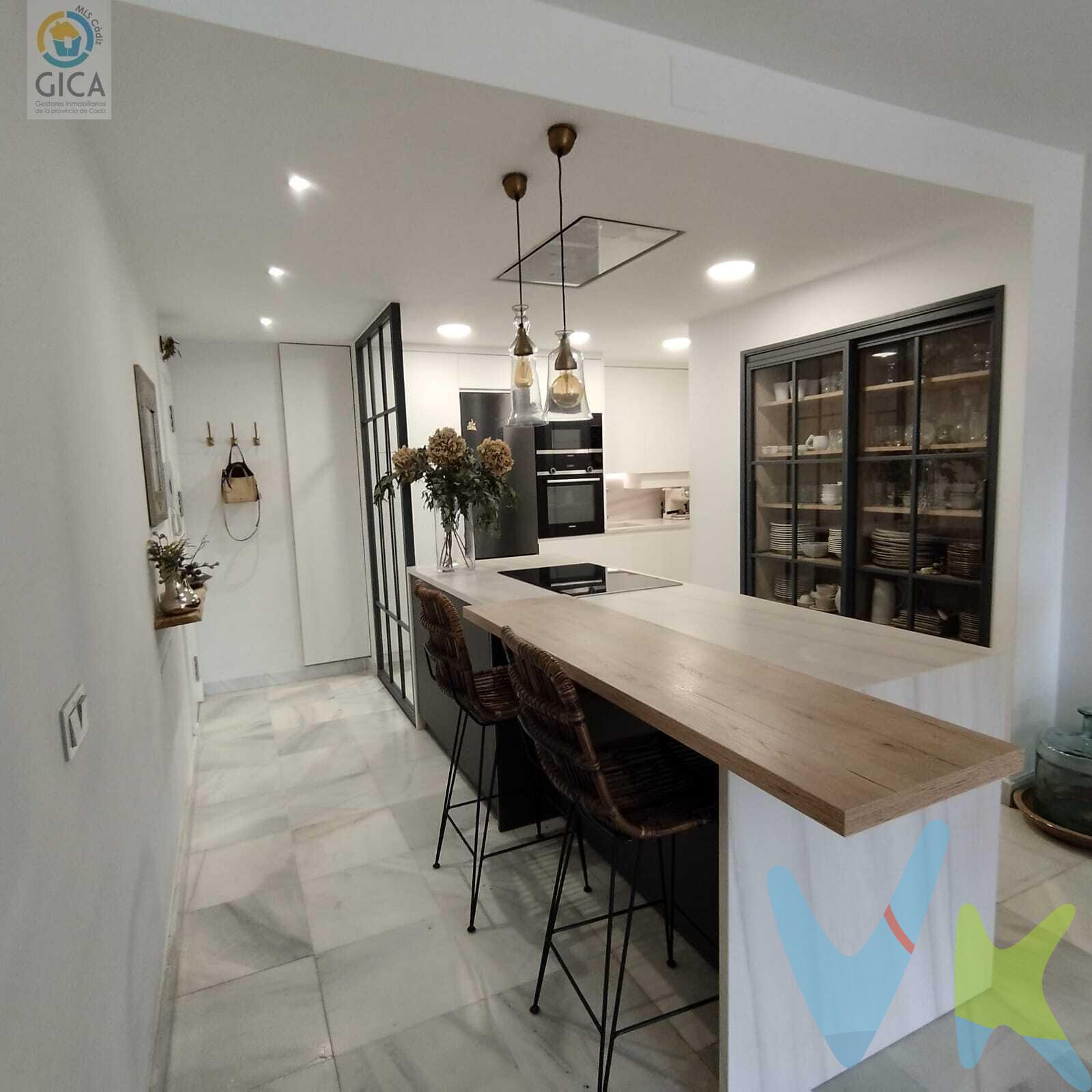 Si buscas una vivienda lista para entrar a vivir, con un diseño actual, excelentes calidades y una ubicación privilegiada, esta es tu oportunidad. Situado en una de las zonas más demandadas de Algeciras, este magnífico piso destaca  por la perfecta combinación entre elegancia, funcionalidad y confort. La vivienda dispone de 3 amplios dormitorios y 2 baños completos, con una distribución moderna que aprovecha al máximo cada metro cuadrado. El dormitorio principal ofrece un ambiente acogedor y luminoso, con grandes ventanas que aportan abundante luz natural durante todo el día. El corazón de la vivienda es su espectacular salón-comedor con cocina abierta de diseño, un espacio diáfano y contemporáneo que crea una sensación de amplitud excepcional. La cocina, completamente amueblada y equipada, cuenta con una gran isla central y una práctica zona de barra, ideal para desayunos, reuniones familiares o encuentros con amigos. Los acabados en tonos neutros y las líneas modernas aportan un estilo sofisticado y atemporal. Desde el salón se accede a una agradable terraza, perfecta para disfrutar de momentos de relax al aire libre. Entre sus características destacan:. ✔ Cocina de diseño integrada en el salón. ✔ Armarios empotrados. ✔ Puertas lacadas en blanco. ✔ Ventanas Climalit con excelente aislamiento térmico y acústico. ✔ Preinstalación de aire acondicionado centralizado. ✔ Suelos de mármol que aportan elegancia y frescura. ✔ Excelente luminosidad gracias a sus amplios ventanales. ✔ Plaza de garaje incluida en el precio. ✔ Trastero a doble altura con gran capacidad de almacenamiento. Ubicado en San José Artesano, junto al Pabellón de Deportes, el SEPE, colegios, supermercados, zonas verdes y todo tipo de servicios, este inmueble ofrece la comodidad de tenerlo todo al alcance sin renunciar a la tranquilidad de una de las mejores zonas residenciales de la ciudad.  Una vivienda con personalidad propia, reformada con gusto y cuidada hasta el último detalle, ideal para quienes buscan calidad de vida y confort sin necesidad de realizar ninguna inversión adicional. ¡Visítala y descubre tu próximo hogar!. Las fotografías pueden no reflejar el estado actual del inmueble ya que el mobiliario mostrado en las imágenes ya no se encuentra en la vivienda a excepción de la cocina que se entrega totalmente equipada. -----------------------------------------------------. Transparencia de precio, impuestos y honorarios:. El precio publicado corresponde únicamente al precio de venta del inmueble y no incluye impuestos, gastos de compraventa ni honorarios a cargo del comprador. Impuestos: ITP o IVA+AJD (según la naturaleza de la transmisión). En Andalucía, en segundas transmisiones el ITP es 7% con carácter general, pudiendo aplicarse tipos reducidos (6% o 3,5%) si se cumplen requisitos. Base del impuesto: con carácter general, la base será la mayor entre el precio declarado y el valor de referencia (según normativa aplicable). Gastos de compraventa: notaría, registro y, en su caso, gestoría (desde 2.000€ orientativo, según operación). Honorarios comprador (no incluidos): 3% + IVA, con mín. 3.500€ + IVA si precio < 115.000€. Se informan y aceptan por escrito (hoja de encargo/servicios) antes de la visita y de cualquier gestión vinculada a la compra. Ficha informativa (Decreto 218/2005), a disposición del interesado. Fuentes oficiales: información tributaria y valor de referencia disponibles en fuentes oficiales de la Junta de Andalucía y se facilitan a quien lo solicite. 