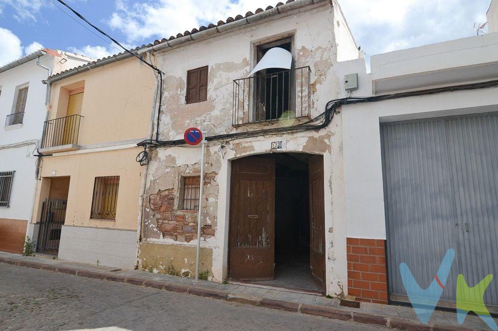 Casa para reformar en el casco antiguo de Puzol, situada en una ubicación excelente, con entrada desde la calle Sant Antoni y Caminàs. Está emplazada sobre una parcela de 89 metros cuadrados.  La orientación de la misma es norte, desde la entrada principal y sur desde la puerta trasera.  .  Pide tu vista.  En el precio de la vivienda no están incluidos los honorarios de agencia, gastos de compraventa y/o financiación.  Este anuncio no es vinculante, puede contener errores, se muestra a titulo informativo y no contractual.