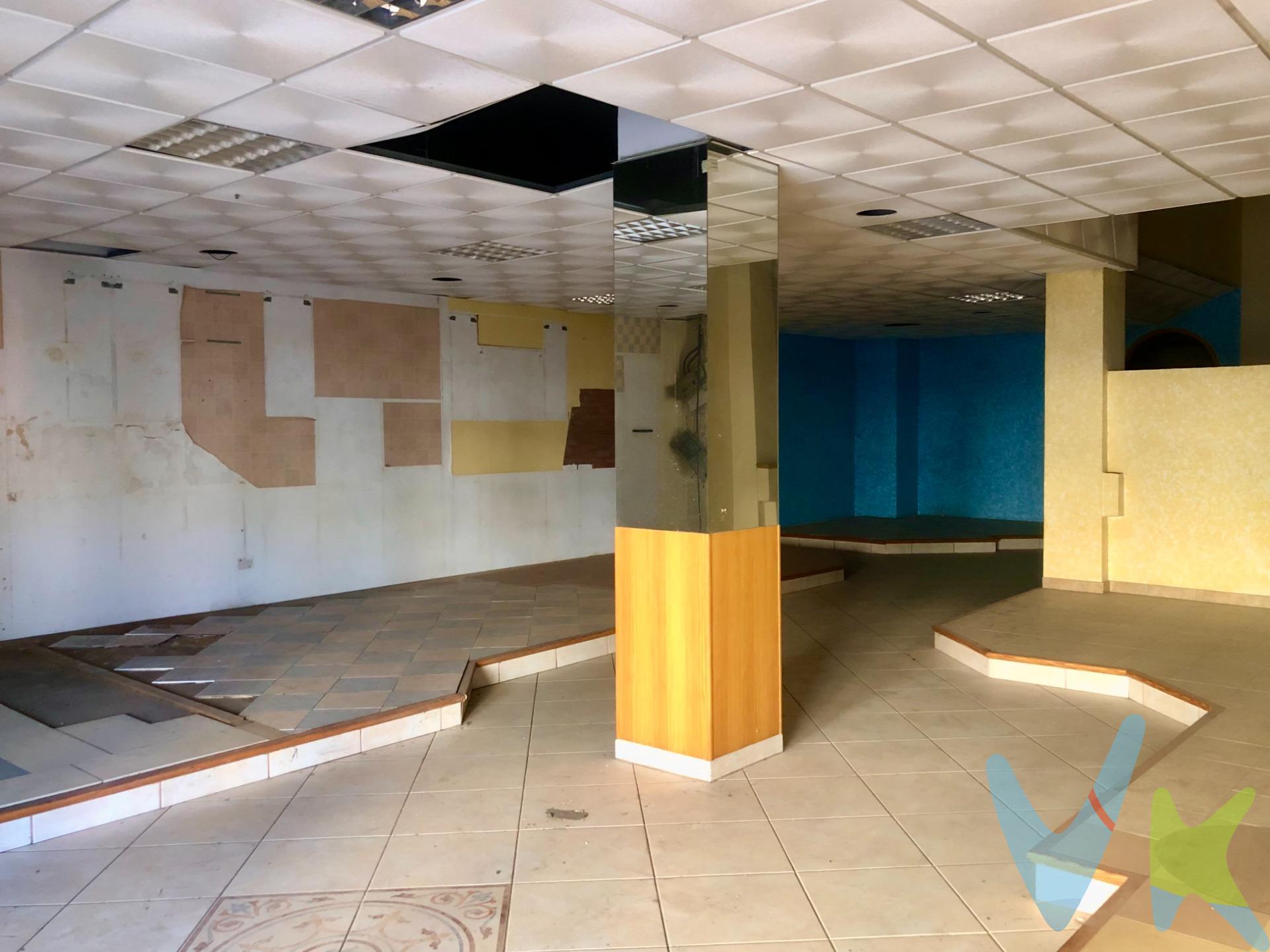 Oportunidad única para tu negocio en un espacio versátil y bien ubicado, o ATENCION INVERSORES CONVIÉRTELO EN VARIOS ESTUDIOS. ¡Atención emprendedores y empresarios! Este local comercial es el lienzo perfecto para dar vida a tu próximo negocio en una de las zonas más transitadas de Castellón de la Plana. Con techos altos que brindan una sensación de amplitud y luminosidad, este local ofrece un sinfín de posibilidades comerciales. ¿Imaginas tu tienda, cafetería, estudio o consultorio aquí? ¡Es posible!. Además, cuenta con una zona ya construida que se puede adaptar fácilmente para funcionar como despacho, ofreciendo comodidad y privacidad para tus reuniones o tareas administrativas. La ubicación estratégica en una zona de paso garantiza una excelente visibilidad y flujo constante de potenciales clientes, lo que se traduce en un impulso para tu negocio desde el primer día. ¡No dejes pasar esta oportunidad de oro para dar el salto con tu negocio! Contáctanos ahora para más información y agendar una visita.