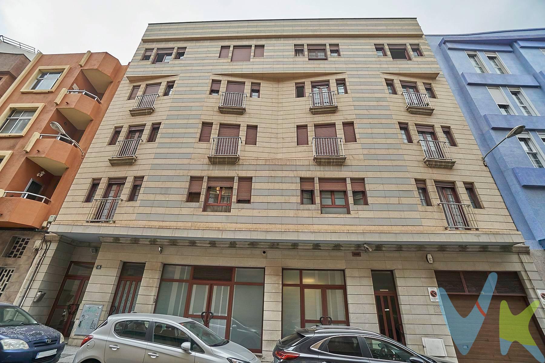 El piso se encuentra alquilado marchándose el inquilino durante el año 2026, no antes de junio, por lo que el interesado debe tener perfil de inversor ya que se subrogará al contrato de alquiler o no tener prisa por entrar a vivirlo. Descubre este acogedor y luminoso ático situado en una de las zonas más demandadas de Las Palmas: Guanarteme, a tan solo 200 metros de la Playa de Las Canteras y rodeado de todos los servicios (supermercados, transporte público, colegios, zonas de ocio y restauración). Ubicado en la última planta de un edificio moderno (año 2003), este piso te ofrece la tranquilidad de no tener vecinos encima y disfrutar de una vivienda silenciosa y luminosa. Aunque es interior, cuenta con dos amplios patios que llenan de luz natural todas las estancias, mucho más tranquilo que un piso que de a la calle. Dispone de:. - Cocina americana integrada en un amplio salón-comedor. - 2 habitaciones confortables. - 1 baño completo. - 1 Plaza de garaje amplia opcional por una cantidad extra a sumar. -  Edificio con ascensor y accesibilidad. La comunidad es muy tranquila y está perfectamente mantenida, ideal tanto como vivienda habitual, inversión o segunda residencia junto al mar. No dejes pasar la oportunidad de vivir o invertir en una de las zonas más cotizadas de Las Palmas, con la playa a un paso y todas las comodidades a tu alrededor. Los gastos de impuestos, registro, notaría y cualquier otro derivados de la compraventa no están incluidos en el precio de venta. . 