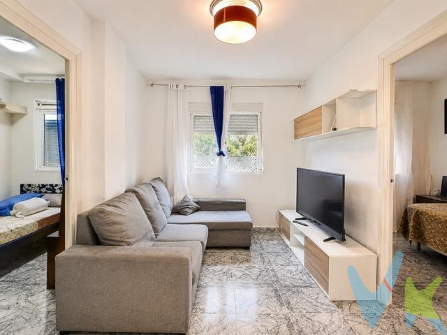 IDEAL INVERSORES. PISO ALQUILADO. Se vende vivienda actualmente alquilada, una opción especialmente interesante para inversores que buscan adquirir un inmueble con rentabilidad desde el primer momento. El piso se encuentra en la calle Andrea Casamayor, en Zaragoza. Se trata de una vivienda exterior situada en una 3ª planta, con una distribución práctica y funcional compuesta por salón, cocina, 3 dormitorios y 1 baño. La vivienda se encuentra en buen estado de conservación y cuenta con mejoras recientes realizadas en cocina, baño y persianas, lo que reduce la inversión inicial necesaria para el comprador. Sus estancias son luminosas y ofrecen una buena base tanto para mantener el alquiler actual como para plantear una futura actualización según necesidades. Además, la vivienda cuenta con seguro de impago del inquilino, aportando mayor tranquilidad y seguridad a la operación. Una oportunidad interesante para quienes buscan una inversión inmobiliaria ya en funcionamiento. Para más información y condiciones del alquiler actual contacte con nosotros. . **Gastos e impuestos no incluidos. A título orientativo, en segundas transmisiones, el comprador abonará: Impuesto sobre Transmisiones Patrimoniales (ITP), tipo general en Aragón al 8% (*). Base de cálculo: mayor valor entre precio de compraventa o valor de referencia catastral. Gastos de Notaría y Registro: Aranceles variables según precio, número de copias y complejidad; cálculo según tarifas normativas. Si se precisa hipoteca: Tasación, condiciones y costes bancarios según entidad elegida por el comprador; así como gastos de gestoría y cualesquiera otros inherentes a la compraventa. No se incluyen otros gastos o tributos que puedan por Ley corresponder al comprador. Operación sujeta a doble mediación. Existen honorarios a cargo del comprador, salvo pacto en contrario, no incluidos en PVP. El consumidor conforme a la normativa vigente podrá solicitar información y documentación adicional relativa al inmueble, sus características, condiciones de la operación y del servicio de mediación en la oficina y/o a través de nuestro teléfono de contacto o mail. La agencia actúa exclusivamente como intermediaria en la compraventa, cuyas condiciones, en todo caso, estarán sujetas a la aceptación expresa del vendedor del inmueble y posterior formalización del contrato. La información suministrada se corresponde con la disponible a la fecha de publicación, pudiendo variar en función de las circunstancias o actualizaciones legales, contractuales y fiscales. Anuncio de carácter meramente informativo. Para una información exhaustiva sobre el funcionamiento, tipos impositivos y bonificaciones del ITP en Aragón, puede consultar el portal oficial de la Agencia Tributaria Autonómica. Tarifas notariales y registrales reguladas en el Anexo I del Real Decreto 1426/1989 y Anexo I del Real Decreto 1427/1989, respectivamente. Anuncio no vinculante, puede contener errores**