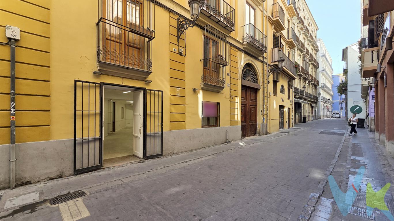 RACASA TORRES DE QUART PRESENTA: EXCELENTE LOCAL COMERCIAL CON POSIBILIDAD DE CONVERTIR EN VIVIENDA EN VENTA EN EL CORAZÓN DE EL CARME  CALLE ROTEROS¡Gran oportunidad de inversión o negocio! Se vende local comercial esquinero en una de las zonas más transitadas y con mayor proyección comercial del centro histórico de Valencia: el barrio de El Carme, a un paso de las torres de serranos, al  lado del rio Turia y  Ubicado en la conocida calle Roteros, este local destaca por su gran visibilidad, fachada amplia y flujo constante de peatones durante todo el día.Con una superficie construida de 140 m² distribuidos en una sola planta, el inmueble se compone de una zona de tienda, trastienda y tres aseos, uno de ellos adaptado para personas con movilidad reducida y otro equipado con plato de ducha. Además, dispone de dos accesos desde la calle, dos escaparates y una impresionante fachada de 20 metros lineales, ideal para destacar tu marca o producto.Anteriormente utilizado como tienda de bisutería, se encuentra en buen estado y cuenta con dos splits de aire acondicionado, lo que garantiza el confort para clientes y trabajadores.Ubicación privilegiada: en pleno corazón del barrio El Carme, rodeado de comercios, bares, restaurantes, turistas y residentes. Una zona con historia, vida y un alto potencial comercial.Contáctanos para mas información y concertar una visita.La oferta está sujeta a cambios de precio o retirada del mercado sin previo aviso. Este anuncio en su conjunto, incluyendo textos, fotos, imágenes o cualquier otro contenido del mismo, no es vinculante dado que la información es ofrecida por terceros y puede contener errores. Se muestra a título informativo y no contractual.Número de Registro de Agentes de Intermediación Inmobiliaria de la Comunidad Valenciana: RAICV-1405.  El precio no incluye lo siguiente: honorarios de la agencia inmobiliaria, impuestos (IVA, ITP) y otros gastos de la Compraventa (notaria, gestoría y registro).