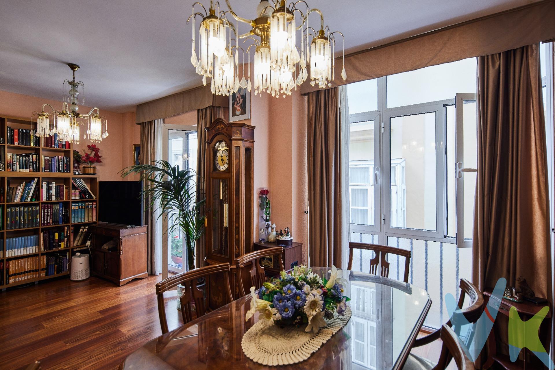 Amplia vivienda en pleno centro de Cádiz que consta de entrada, salón con dos balcones a la calle, un largo pasillo ventilado que distribuye los cuatro dormitorios todos con ventanas a patios, dos individuales y dos dobles, uno de ellos con baño en suite, otro baño independiente, una gran cocina con varias ventanas a un amplio patio y una pequeña despensa-trastero. Edificio en muy buen estado con dos ascensores, en zona céntrica rodeada de comercios, supermercados, colegios.. bien comunicado, cerca de paradas de autobuses y trenes. * Gastos, Impuestos y Honorarios de la Agencia no Incluidos.  .  *Si estás interesado en esta vivienda pero tienes que vender, contacta con nosotros, te ayudamos a encontrar comprador para tu vivienda