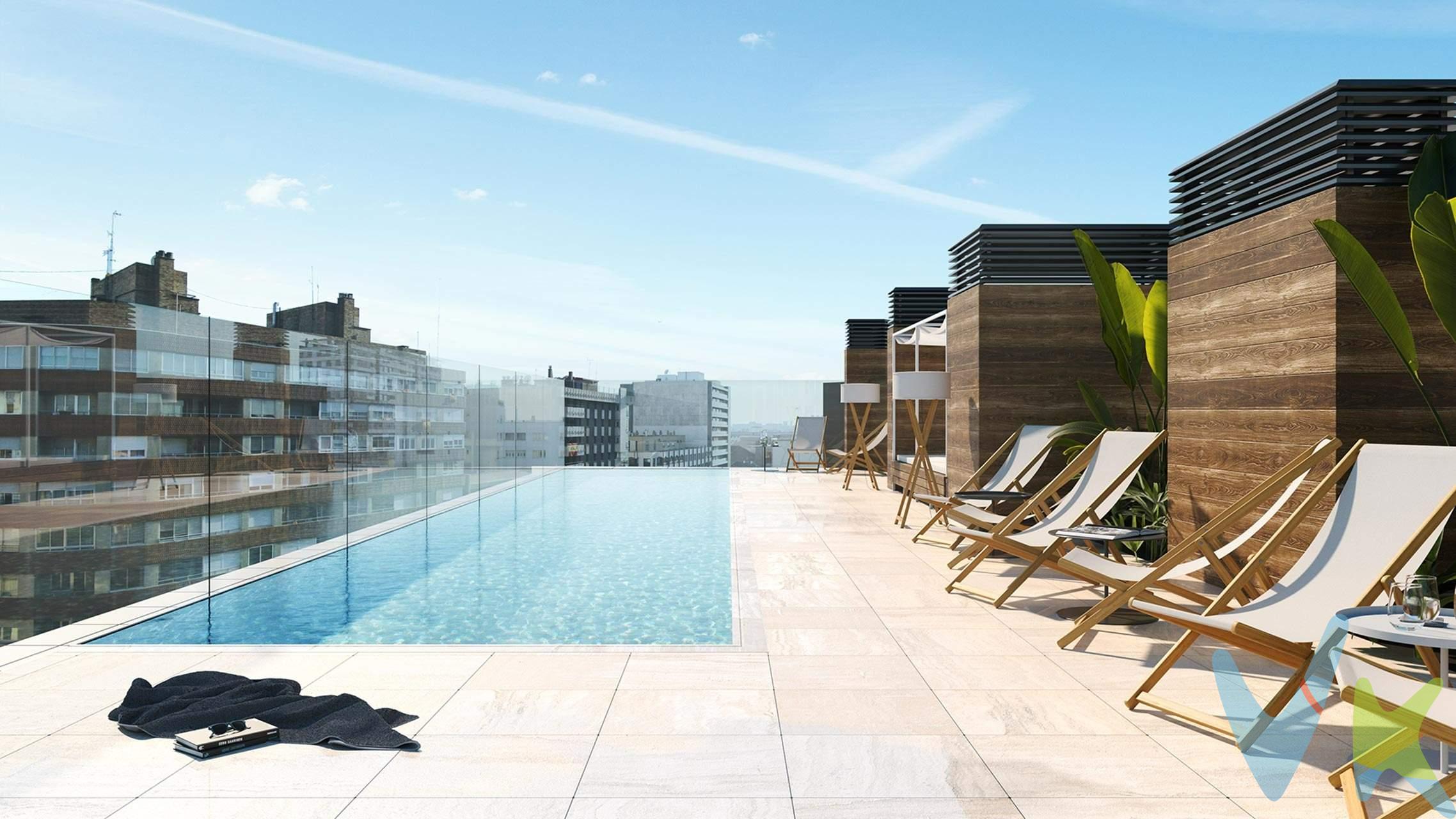 Imagina despertar cada mañana en plena Avenida César Augusto, con el centro histórico a un paso y la Zaragoza más vibrante a tus pies. Este hogar de alta gama, ubicado en el icónico edificio “Caesar” —rehabilitado íntegramente en 2020—, combina arquitectura contemporánea, interiorismo cuidado y máxima eficiencia energética (A). -  Tres dormitorios funcionales con armarios empotrados,. -  Dos baños que invitan al relax,. -  Cocina integrada en el salón para disfrutar de la vida en compañía,. -  Un cuarto independiente de lavandería que aporta orden y comodidad. -  Plaza de garaje y trastero incluidos, para que tu día a día sea más cómodo. 🔸 Suelo radiante, ventilación mecánica con recuperador de calor y pavimento cerámico cálido: cada detalle pensado para tu confort. 🔸 Alta eficiencia energética y un aislamiento térmico y acústico que convierte tu hogar en un auténtico refugio en medio de la ciudad. Y lo mejor… vivir aquí te da acceso a servicios exclusivos de hotel:. Piscina en la azotea, Gimnasio totalmente equipado, Club social ,  espacios de coworking, Restaurante gourmet. (con cuotas preferenciales para residentes). 💼 Trabaja, relájate, socializa y disfruta… todo sin salir de casa. Este no es solo un piso de lujo. Es un nuevo estilo de vida en el centro de Zaragoza. _______________________________________________________________________________. ℹ️ El precio de venta no incluye los honorarios de agencia por el servicio de gestión, asesoramiento y formalización del proceso de compra, que serán asumidos por el comprador. La reserva del inmueble solo se producirá tras la aceptación expresa de una propuesta por parte del vendedor. El precio publicado no incluye impuestos ni gastos derivados de la compraventa e inscripción.