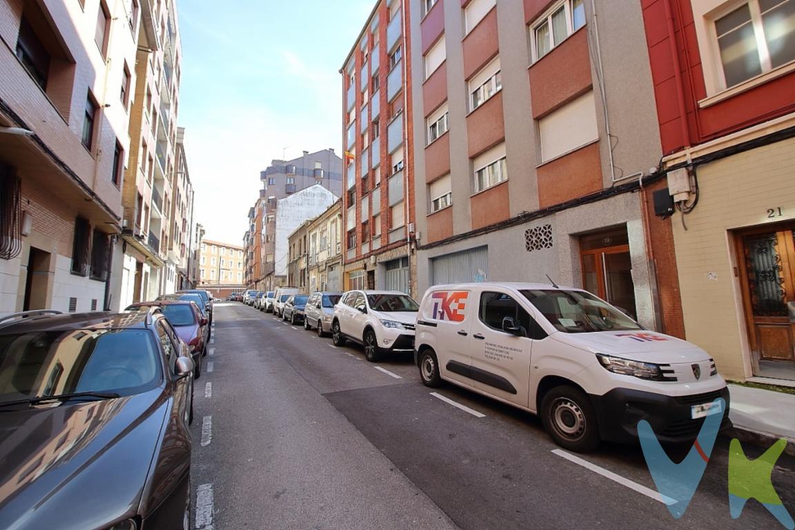 En el corazón de Gijón, en la emblemática zona de Ceares, muy cerca del Colegio Inmaculada, se presenta esta magnífica oportunidad de adquirir un encantador y acogedor piso en venta. Esta propiedad, ubicada en la cuarta planta de un edificio con historia  reúne todas las características que usted está buscando para convertirlo en su nuevo hogar. Muy luminoso.Al ingresar en el piso, nos recibe un amplio salón que se presenta como el escenario perfecto para relajarse tras un largo día o disfrutar de momentos en familia. Los grandes ventanales permiten que la luz natural ilumine el espacio, creando una atmósfera cálida y acogedora. La propiedad ha sido diseñada para aprovechar cada rincón, garantizando así la máxima funcionalidad.Dispone de tres dormitorios en los que el confort y la tranquilidad están asegurados. Cada habitación ha sido equipada pensando en sus necesidades, ofreciendo un ambiente apacible ideal para descansar. La cocina es otro de los puntos fuertes de este piso. Equipada completamente con electrodomésticos de primera calidad, proporciona el espacio perfecto para los amantes de la cocina. Desde el desayuno hasta la cena, cada momento culinario será una experiencia gratificante en este bien diseñado espacio.Respecto a la ubicación, el piso se encuentra en una zona estratégica con múltiples servicios a su alcance. La buena conexión con las líneas de autobús próximas asegura que el transporte público nunca será un problema, facilitando sus desplazamientos diarios por la ciudad.Además de la buena calidad de vida que caracteriza a la zona de Ceares, los futuros propietarios podrán disfrutar de la tranquilidad de vivir en un entorno que combina lo mejor de la vida urbana con la calma de los barrios cuidados y bien urbanizados. La cercanía a colegios, supermercados, centro comercial Los Fresnos  y centros de ocio añade un valor adicional a esta propiedad, asegurando que disponga de todo lo necesario a escasos minutos de su hogar.Para aquellos que buscan un piso que combine historia, ubicación y comodidad, esta es, sin duda, una elección excepcional. No deje pasar la oportunidad de visitar este piso y comprobar por usted mismo todas sus múltiples ventajas. La propiedad le proporcionará no solo un hogar, sino un estilo de vida. Concierte una cita hoy mismo y descubra el potencial escondido de este encantador piso en Ceares, Gijón. Estamos seguros de que cumplirá todas sus expectativas y más.Contamos con más de 35 años de experiencia acreditada y nuestro objetivo es garantizarle un servicio de compra humano, ético, de calidad, fácil y seguro. Nuestro equipo lo integran agentes con la titulación AIR (Agente Inmobiliario Registrado), somos CRS (Council of Residential Specialist) y API. (Agente de la Propiedad Inmobiliaria Colegiado nº248). Contamos con un seguro de Caución que nos permite garantizar el depósito de las cantidades entregadas por nuestros clientes.Te ayudamos con la financiación con las mejores condiciones hipotecarias hasta el 100%.Consulte en nuestras reseñas de Google lo que opinan los clientes que ya han trabajado con nosotros.El precio NO incluye: Impuestos, gastos de Notaría, registro y honorarios de los servicios contratados por los compradores a la Agencia Inmobiliaria.