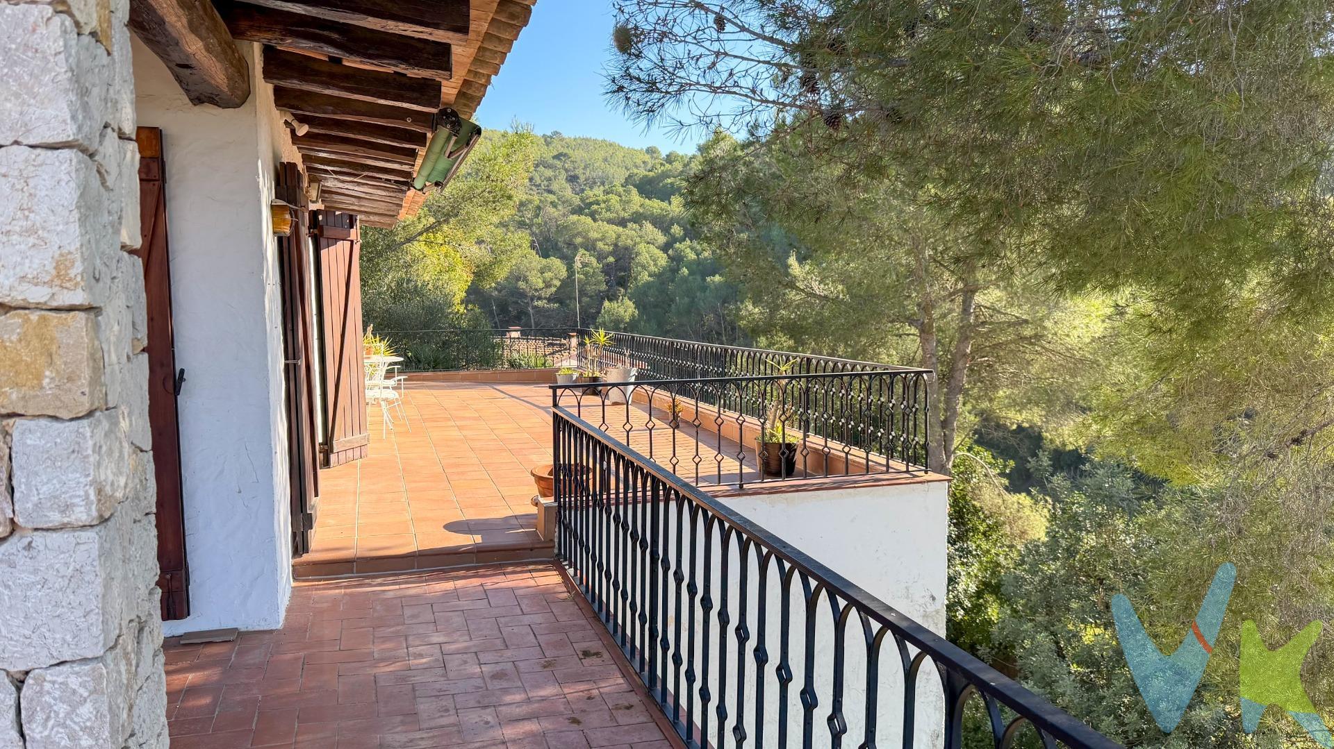 Vive el estilo de vida mediterráneo en Olivella – Naturaleza, calma y cercanía al mar. Descubre esta encantadora casa unifamiliar situada en el tranquilo pueblo de Olivella, en pleno Parc Natural del Garraf 🌿. Un entorno privilegiado que ofrece privacidad, naturaleza y calidad de vida, a tan solo 15 minutos de Sitges y sus playas 🌊, con fácil acceso a Barcelona y al aeropuerto internacional ✈️. Rodeada de paisajes naturales y con vistas abiertas al Garraf 🌄, esta propiedad es ideal tanto como residencia habitual como segunda residencia, perfecta para quienes buscan un estilo de vida relajado sin renunciar a los servicios y al encanto mediterráneo ☀️. La vivienda dispone de un amplio y luminoso salón-comedor con chimenea 🔥, creando un ambiente cálido y acogedor durante todo el año. Desde aquí se accede a una gran terraza, ideal para disfrutar de comidas al aire libre y momentos de descanso rodeados de naturaleza 🌿. La zona de noche cuenta con cuatro amplias habitaciones con armarios empotrados, un baño completo y espacioso, y una habitación adicional destinada a despacho, perfecta para teletrabajar en un entorno tranquilo 💻📚. La casa dispone de calefacción por gasoil, garantizando confort durante los meses de invierno ❄️. Una propiedad ideal para quienes valoran la tranquilidad, la privacidad y el contacto con la naturaleza, a pocos minutos del mar y de los principales núcleos urbanos. . ¡Contáctanos y ven a visitarla! 📞. 