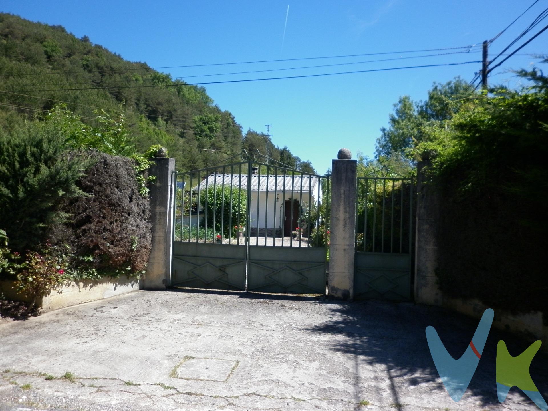 Descubre esta estupenda parcela rústica en plena naturaleza y a tan solo 15 minutos de Pamplona. Finca de recreo en Idoi, con unos 913 m2 de parcela y 55 m2 de caseta de campo, trastero y pavimento. En esta parcela podrás disfrutar de tu tiempo libre con tu familia y amigos en un entorno lleno de naturaleza y tranquilidad. La caseta cuenta en su interior con fogón/chimenea para ofrecerte en invierno un ambiente cálido y acogedor. Dispone de un aseo en la caseta de los aperos. Depósito de 500 litros de agua que se abastece desde la motobomba del pozo. También cuenta con placas solares con dos baterías que te garantizan el suministro eléctrico que necesites. La parcela cuenta con un pozo de 15 metros de profundidad, con lo que el suministro de agua para la parcela lo tienes más que cubierto. Tendrás tu zona de huerta donde podrás cultivar todas las verduras que precises en tu día a día y todo tipo de frutales (higuera, cerezo, ciruelos, perales, parra de moscatel y manzanos). Toda la parcela está cercada con bonitos pinos, proporcionando privacidad y tranquilidad para tu familia. No pierdas la oportunidad de adquirir esta propiedad, que ofrece un entorno natural privilegiado. ¡Ven a visitarla y déjate enamorar por su encanto!. Las superficies expresadas en esta página tienen carácter descriptivo y son aproximadas. Datos meramente informativos, sin valor contractual. El PVP indicado no incluye impuestos ni gastos de transmisión. Tiene dudas? Llámenos. 