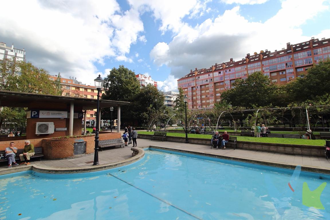 ¡Descubre tu futuro hogar en Gijón! Presentamos este maravilloso piso en venta, ubicado en la prestigiosa zona de La Arena. Este amplio inmueble ofrece una excepcional combinación de comodidad, espacio y ubicación, haciendo de él una opción perfecta para quienes buscan un lugar excepcional para vivir.Se trata de una vivienda en dúplex, en la planta baja dispone de salón, cocina habitación grande, y un baño completo, y en la planta bajo cubierta disponemos de una habitacion y despacho, con un baño completo. La planta de arriba esta registrada como trasteros, pero desde que se construyó el edificio forman parte de la vivienda como metros dentro de la misma y comunicados con escalera interior.La vivienda esta muy cuidada, con parte de sus velux nuevas, tiene parquet en habitaciones y salón, y gres en baños y cocina.Situado en la planta 9 de un edificio construido en el año 1990, este piso permite disfrutar de impresionantes vistas de la ciudad y una luminosidad única. Con sus generosos 114 metros cuadrados útiles y 132 metros construidos, el espacio nunca será un problema. Aquí, cada rincón ha sido diseñado pensando en el confort y la funcionalidad.El inmueble cuenta con tres  habitaciones, una de ellas en la planta de abajo, y las otras dos bajo cubierta. Estas habitaciones son perfectas tanto para una familia como para aquellas personas que necesitan espacio extra para una oficina en casa o una habitación de invitados. Además, ofrecen un ambiente tranquilo y acogedor, ideal para el descanso.El salón es una de las joyas de este piso, de diseño amplio y elegante, perfecto para encuentros familiares o momentos de relax. Las ventanas permiten el paso abundante de luz natural, creando un ambiente cálido y acogedor durante todo el año. La cocina, ofrece un espacio funcional donde preparar deliciosas comidas será un placer. Cada detalle ha sido cuidadosamente pensado para maximizar el espacio y la comodidad.Este piso también cuenta con un trastero en la planta sótano, ideal para almacenar esos objetos que no se usan diariamente, manteniendo así el orden y la armonía en el hogar. Además, la propiedad incluye un garaje, proporcionando una gran comodidad y seguridad para estacionar su vehículo. El ascensor da acceso directo al trastero y plaza de garaje.La ubicación de este inmueble es simplemente ideal. Situado en una de las zonas más deseadas de Gijón, La Arena, ofrece acceso rápido y fácil a todos los servicios esenciales. Además, múltiples opciones de transporte público están a su disposición con paradas de autobús cercanas, facilitando los desplazamientos por la ciudad. Se encuentra ubicado a escasos metros de la playa de San Lorenzo.El edificio dispone de ascensor, garantizando así un acceso cómodo y sin esfuerzo a la planta donde se ubica el piso. El buen estado de conservación del edificio refleja el cuidado y mantenimiento adecuados, asegurando un entorno seguro y atractivo para los residentes. La calefacción es central.Invitamos a todos aquellos que valoran el espacio, la comodidad y una excelente ubicación a visitar este maravilloso piso. Este inmueble no solo ofrece un hogar, sino una experiencia de vida inigualable en la hermosa ciudad de Gijón. No pierda la oportunidad de conocer personalmente este excepcional piso. Es una oferta única que reúne todas las condiciones para satisfacer las expectativas de los más exigentes. ¡Esperamos su visita!Contamos con más de 35 años de experiencia acreditada y nuestro objetivo es garantizarle un servicio de compra humano, ético, de calidad, fácil y seguro. Nuestro equipo lo integran agentes con la titulación AIR (Agente Inmobiliario Registrado), somos CRS (Council of Residential Specialist) y API. (Agente de la Propiedad Inmobiliaria Colegiado nº248). Contamos con un seguro de Caución que nos permite garantizar el depósito de las cantidades entregadas por nuestros clientes.Te ayudamos con la financiación con las mejores condiciones hipotecarias hasta el 100%.Consulte en nuestras reseñas de Google lo que opinan los clientes que ya han trabajado con nosotros.El precio NO incluye: Impuestos, gastos de Notaría, registro y honorarios de los servicios contratados por los compradores a la Agencia Inmobiliaria.