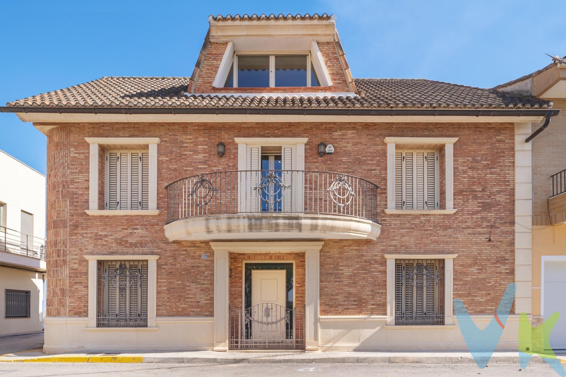 Se vende chalet independiente con cuatro habitaciones en Alfarp, Valencia. Espectacular Vivienda con excelentes calidades. Consta de tres plantas ,en la planta baja ,se encuentra una espaciosa cocina totalmente equipada ,un gran salón con chimenea, una habitación perfecta como despacho o para alojar invitados ,y un cuarto de baño completo. Una majestuosa escalera de mármol conduce a una segunda planta ,donde se encuentran tres grandes habitaciones .La habitación principal cuenta con baño en suite y vestidor. La tercera planta ofrece un espacio versátil como ático, sala de juegos y almacenamiento.. El lujo continúa en el exterior donde se encuentra una zona ajardinada ,  barbacoa y el .El garaje con capacidad para varios vehículos y zona de lavandería. Gastos de compraventa y honorarios de agencia no incluidos. Esta propiedad es una verdadera joya que combina elegancia ,confort y funcionalidad en cada detalle. Situada en el municipio de Alfarp a 30 minutos de Valencia en la Rivera Alta ,conocida por su castillo y yacimientos arqueológicos y cerca de las playas de Cullera ,sueca y Oliva. La descripción del presente inmueble e imágenes tienen mero carácter informativo y en ningún caso carácter contractual, pudiendo ser modificados por la inmobiliaria comercializadora sin que ello implique responsabilidad alguna frente a terceros. En el precio de venta a público, esta propiedad NO incluye los gastos de adquisición (Notario, registro, gestión, honorarios, etc…).