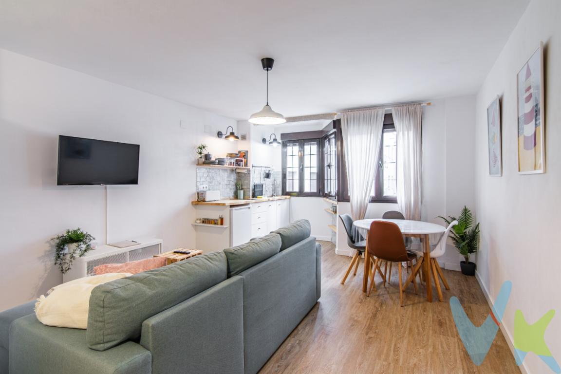  Se presenta una maravillosa oportunidad para adquirir un acogedor piso en la pintoresca localidad de Lastres, ideal para quienes buscan tranquilidad y un entorno costero. Este encantador inmueble, situado en la primera planta de un edificio sólido erigido en el año 1975, ofrece una distribución funcional y un espacio cómodo, con 42 metros cuadrados útiles y un total de 46 metros construidos, perfecto para quienes desean una vivienda compacta y acogedora. El inmueble cuenta con licencia turística, una gran ventaja que te garantizará tu inversión.El piso cuenta con una habitación espaciosa, diseñada para proporcionar máxima comodidad y descanso. Las ventanas amplias permiten la entrada de abundante luz natural, creando un ambiente cálido y acogedor. El salón, con su distribución abierta, se integra armoniosamente con el área de comedor, ofreciendo un espacio versátil y cómodo para el día a día o para recibir visitas. La cocina, eficiente y práctica, está equipada para satisfacer todas las necesidades culinarias, permitiendo disfrutar del arte de cocinar con vistas a un entorno encantador.Ubicado en Lastres, uno de los pueblos más bonitos de España, con impresionantes vistas al mar Cantábrico, este piso representa una inversión excelente tanto para quienes buscan una residencia principal como para aquellos interesados en una segunda residencia donde pasar los meses de verano o los fines de semana. Lastres, conocido por sus pintorescas calles empedradas y su entorno pesquero, ofrece una experiencia de vida única, con una rica oferta gastronómica basada en pescados y mariscos frescos. La cercanía a la playa y a rutas de senderismo permite disfrutar de la naturaleza en todo su esplendor.La comunidad de vecinos es tranquila y respetuosa, lo que asegura un ambiente de paz y silencio, ideal para descanso y desconexión. Disfrutar cada mañana de los primeros rayos de sol mientras se contempla el paisaje será una experiencia inigualable. Además, la localidad goza de una excelente conexión con el resto de la región, permitiendo desplazamientos cómodos tanto en transporte público como privado, haciendo de este piso una opción óptima para aquellos que necesitan viajar regularmente.Desde luego, el edificio ha mantenido su estructura original con gran detalle, preservando así su encanto clásico y robustez. Gracias a la orientación del inmueble, se maximiza el confort térmico, manteniendo una temperatura agradable durante todo el año. Todos estos atributos convierten este piso en una elección acertada para aquellos que buscan el equilibrio perfecto entre tradición, comodidad y modernidad.No cabe duda de que este piso es una joya escondida en Lastres, un lugar donde construir recuerdos inolvidables y disfrutar del estilo de vida que sólo un pueblo costero puede ofrecer. Sin perder más tiempo, invitamos cordialmente a los interesados a visitar esta propiedad para valorar de primera mano todos los aspectos que hacen de ella una opción irresistible. Esta es una oportunidad única que no debería dejarse escapar; un hogar listo para acoger nuevas historias y convertirse en el refugio que siempre ha soñado. Decídase a conocer este maravilloso piso y permita que Lastres le enamore con su magia y su serenidad incomparables.PRECIO DE VENTA SIN GASTOS NI IMPUESTOS INCLUIDOS: El precio de venta no incluye gastos de notaría, registro de la propiedad, gestoría, ni el Impuesto de Transmisiones Patrimoniales (ITP) o el IVA/AJD. HONORARIOS: El precio de venta no incluye los honorarios que se devengan a cargo del cliente comprador por la prestación de servicios de asesoramiento y gestión. El importe asciende al 2%, con un minimo de 2.000 EUR, del Precio de Venta (IVA no incluido). Dichos honorarios deberán ser abonados a la firma de la escritura pública.