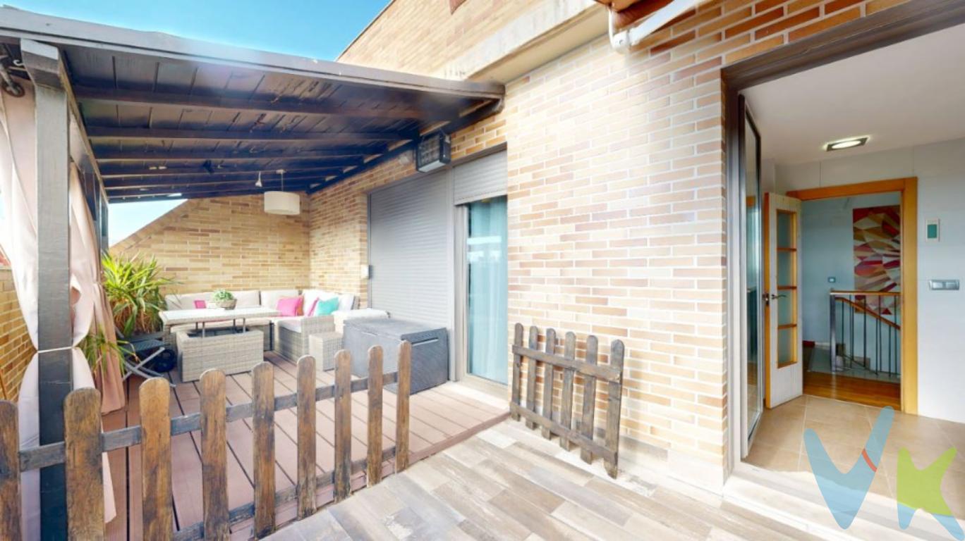 ÁTICO en el mejor residencial de Parc Central de Torrent, con 2 TERRAZAS, GARAJE, TRASTERO, PISCINA, 4 hab., 3 baños, .¿Por qué vivir en un piso cualquiera si puedes escoger vivir en este ÁTICO de ensueño? La vida es demasiado corta como para tener un piso del montón. Sus fabulosas terrazas permiten disfrutar de un estilo de vida al aire libre para desayunar entre plantas, con vistas y sin prisa empezando bien el día, organizar reuniones con amigos y familiares aprovechando su barbacoa y fácil acceso desde el salón y cocina a la terraza, disfrutando del magnífico clima Mediterráneo en alguna tumbona. Un refugio ideal para la noche, un espacio lleno de luz por el día.Ático dúplex dividido en la planta de entrada, siendo la zona de convivencia familiar, espectacular, con una amplia zona de salón-comedor con acceso a la terraza, cocina independiente pero con posibilidad de convertirla en abierta al comedor y con acceso también a la amplia terraza en la que está habilitada con una zona acogedora de comedor exterior con una porchada de madera que hará que seas la envidia de todos tus conocidos. En esta misma planta encontramos un baño de cortesía y la joya, una habitación con armario con acceso a otra bonita y encantadora terraza.Ya bajando las escaleras, encontramos la zona de descanso, 3 habitaciones más, una de ellas, la principal, con baño incorporado con bañera, además esta habitación tiene salida a un amplio balcón con vistas a la zona común. Otra habitación, que hoy está habilitada como gran vestidor más otra habitación doble, todas con armarios empotrados y otro baño completo con ducha.Los acabados de este ático del 2007, suelo parquet, ventanas doble cristal, paredes lisas, puertas interiores de haya, máquina de aire acondicionado frio-calor más radiadores de gas ciudad para la calefacción, ático muy luminoso y alegre que te proporcionará altísima calidad de vidaSe vende con plaza de garaje y trastero. ¡Y qué decir de su zona comunitaria, la más cotizada de toda la zona!, piscina, parque infantil, paddel,El hogar familiar es el escenario de infinidad de nuestros recuerdos. Cuando una pareja elije la casa en la que va a pasar la próxima etapa de su vida, está construyendo la nostalgia del futuro.  Esta casa cumple todos los requisitos para ser un magnífico escenario para futuros recuerdos de una bonita familia.  La vivienda está preparada para ofrecer la máxima calidad de vida.  Sin duda, ofrece un magnífico presente y un bonito futuro. Ven a verlaSi tienes que vender antes tu vivienda, llámanos y te asesoramos cómo hacerlo para además tener los mínimos gastos posibles y todas las garantías.Agencia Registrada con el nº00516 en el Registro Obligatorio de Agentes Inmobiliarios de la Comunidad ValencianaPor mandato expreso del propietario, COMERCIALIZAMOS ESTE INMUEBLE EN EXCLUSIVA, lo que le garantiza el acceso a toda la información, a un servicio de calidad, un trato fácil, sencillo y sin interferencias de terceros. Por este motivo, se ruega NO MOLESTAR AL PROPIETARIO, a los ocupantes de la propiedad o a los vecinos. Muchas gracias por su comprensión.La oferta está sujeta a cambios de precio o retirada del mercado sin previo aviso. Este anuncio en su conjunto, incluyendo textos, fotos, imágenes o cualquier otro contenido de este, no es vinculante dado que la información es ofrecida por terceros y puede contener errores. Se muestra a título informativo y no contractual.El precio anunciado NO INCLUYE los impuestos, ni los gastos como, Notario, Registro de la Propiedad, ni los honorarios de la agencia inmobiliaria.Esta propiedad se pone a la venta con toda la documentación comprobada y en regla, por lo que ofrecemos GARANTIAS a los compradores.