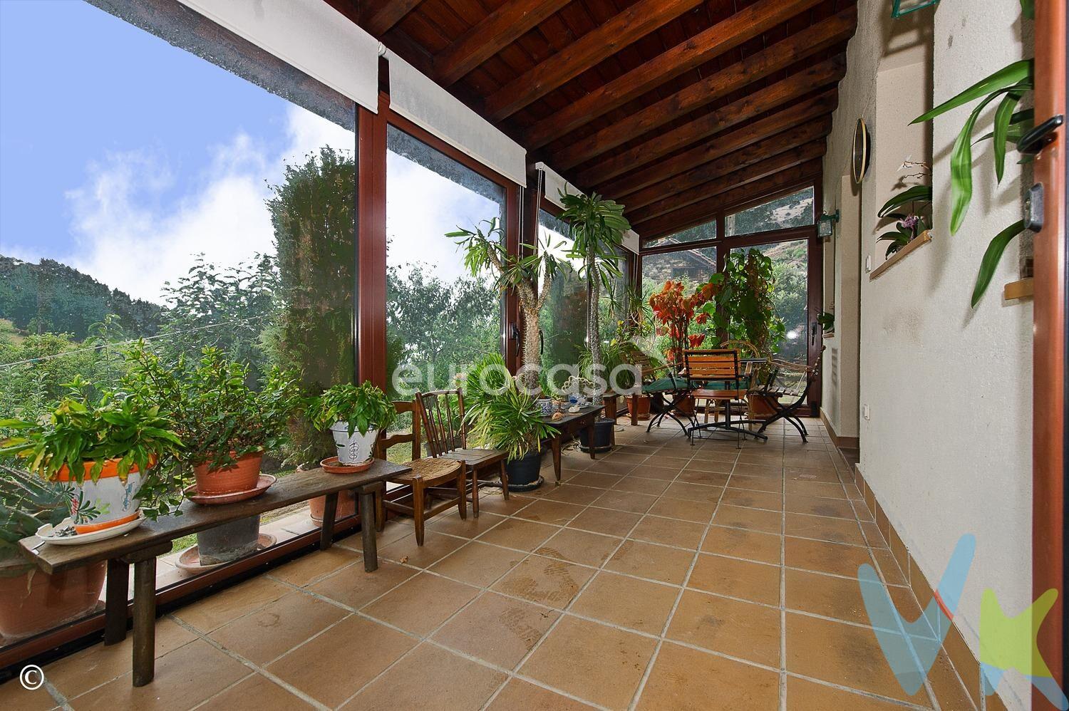 VISTAS INSUPERABLES EN UNA CASA DE ENSUEÑO. Despertar con las montañas como compañía y el murmullo del río a tus pies ya no es un sueño, es la realidad que te espera en Esanos. Esta maravilla está situada a tan solo 7 kilómetros de Potes, en una de las zonas más desconocidas pero con mayor encanto de toda Liébana. Un kilómetro antes de llegar a Tama, hay una desviación a la izquierda: una carretera preciosa que te adentra en el paisaje hasta llegar a la casa. Al entrar en Esanos, verás el río, el puente que lo cruza… y allí, justo en esa primera posición privilegiada, se alza esta vivienda que te da la bienvenida al instante. La parcela supera los 700 m², repleta de árboles frutales, donde cada estación trae su aroma y su sabor y embellecen el paisaje todo el año. El entorno es auténticamente rural, sereno, con viñedos en los alrededores y unas vistas despejadas a los Picos de Europa que quitan el aliento, especialmente al amanecer o al atardecer, cuando la luz juega sobre las montañas. La presencia del río aporta ese sonido relajante, ese frescor natural que convierte cualquier momento en algo especial. La casa ha sido construida recientemente, con estructura de hormigón, ventanas de PVC y contraventanas que aseguran durabilidad, aislamiento térmico y resistencia al clima típico de montaña. Su distribución es perfecta:. •	Planta baja:  3 dormitorios, 1 baño completo, un salón con cocina americana, amplia, luminosa, perfectamente integrada para compartir los momentos del día y un garaje muy grande, con ventana y con cocina integrada. Este espacio no solo es para el vehículo, sino que te abre múltiples posibilidades (apartamento, zona de invitados, taller, negocio familiar… tú decides). •	Planta alta: 4 dormitorios y 1 baño completo. •	Y como extra encantador: un precioso porche cerrado y acristalado, con puertas que se pueden abrir completamente para conectar el interior con el mundo exterior. Imagínate desayunar mientras respiras, ver llover sin mojarse, o acoger cenas con amigos bajo el cielo estrellado. Esta vivienda es ideal para familias numerosas que desean espacio, luz, privacidad y un hogar en que cada miembro tenga su lugar; también para personas que buscan un segundo hogar, refugio de fin de semana o vacaciones, donde desconectar; o para emprendedores ya que la casa se presta para negocio (turismo rural, alquiler vacacional, apartamentos, talleres, estudio artístico…), en parte por el garaje con cocina que ya está configurado para adaptarse; y desde luego, para amantes de la naturaleza, fotógrafos, senderistas, quienes valoran la autenticidad, los paisajes grandiosos y la tranquilidad. Te va a enamorar porque Esanos no es solo un punto en el mapa, es un remanso de paz. Una joya donde el verde, el rumor del río, la amplitud del cielo y los Picos de Europa se convierten en parte de tu día a día. Aquí, cada amanecer tiene algo especial. Cada tarde, algo para agradecer. Y cada noche, la certeza de que estás en un lugar singular. Una vivienda nueva en un lugar auténtico: Esanos, uno de los secretos mejor guardados de Liébana. 