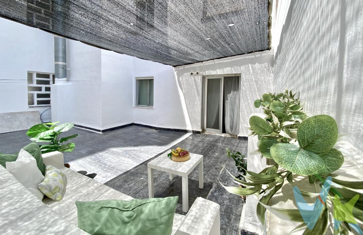 Luminoso y amplio piso 4hab. con TERRAZAS, en la Avenida Miguel Hernández de Aldaia!!  Ubicado en una primera planta con ASCENSOR, en una zona tranquila y muy bien comunicada. La vivienda cuenta con una superficie construida de 94 m² y se distribuye en cuatro dormitorios, dos baños completos, cocina independiente con acceso a una práctica GALERÍA y terraza, y un cómodo salón-comedor con salida directa a un amplio BALCÓN, ideal para disfrutar de la luz natural y del aire libre.  Uno de los grandes atractivos de esta propiedad es sus magníficas TERRAZAS, una de ellas de 38 m², un espacio exterior único en la zona, perfecto para reuniones familiares, descanso o incluso para tener una mascota o como zona de juego para los más pequeños. Además, dispone de una segunda terraza desde la galería junto a la cocina, muy práctica como zona de lavandería o almacenaje.  El piso se encuentra en buen estado y listo para entrar a vivir. Dispone de armarios empotrados, ventanas de aluminio, paredes con acabado en gotelé fino, puertas lacadas en blanco y suelos de terrazo. El edificio dispone de ascensor y los suministros de luz y agua están dados de alta.   Una vivienda ideal para quienes buscan amplitud, buena ubicación, espacios exteriores y todas las comodidades para entrar a vivir sin necesidad de reformas. No pierdas la oportunidad de visitarla.    Si tienes que vender antes tu vivienda, llámanos y te asesoramos cómo hacerlo para además tener los mínimos gastos posibles y todas las garantías.  Agencia Registrada con el nº00516 en el Registro Obligatorio de Agentes Inmobiliarios de la Comunidad Valenciana    Por mandato expreso del propietario, COMERCIALIZAMOS ESTE INMUEBLE EN EXCLUSIVA, lo que le garantiza el acceso a toda la información, a un servicio de calidad, un trato fácil, sencillo y sin interferencias de terceros. Por este motivo, se ruega NO MOLESTAR AL PROPIETARIO, a los ocupantes de la propiedad o a los vecinos. Muchas gracias por su comprensión.   La oferta está sujeta a cambios de precio o retirada del mercado sin previo aviso. Este anuncio en su conjunto, incluyendo textos, fotos, imágenes o cualquier otro contenido de este, no es vinculante dado que la información es ofrecida por terceros y puede contener errores. Se muestra a título informativo y no contractual.  El precio anunciado NO INCLUYE los impuestos, ni los gastos como, Notario, Registro de la Propiedad, ni los honorarios de la agencia inmobiliaria.  Esta propiedad se pone a la venta con toda la documentación comprobada y en regla, por lo que ofrecemos GARANTIAS a los compradores.