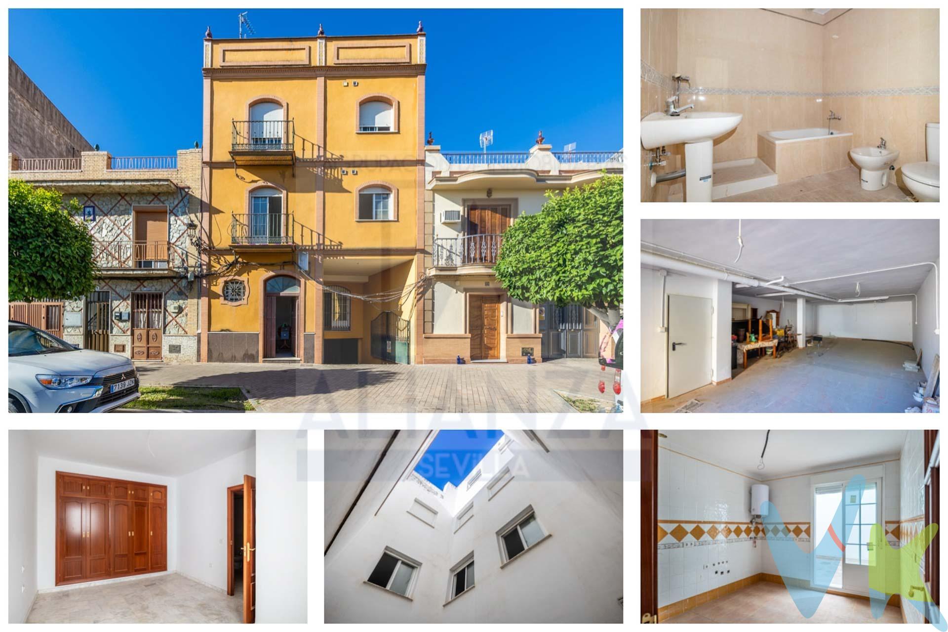 Edificio en venta en el centro de La Algaba (Sevilla). Excelente oportunidad de inversión en pleno corazón de La Algaba. Se trata de un edificio completo construido en 2008, con gran potencial tanto para explotación en alquiler como para promoción residencial, ubicado en una zona céntrica, consolidada y con todos los servicios a su alcance. Importante: El inmueble se transmite sin escritura de obra nueva ni división horizontal/segregación entre las viviendas, aspecto a tener en cuenta para su regularización futura y con los suministros dados de baja. El edificio se distribuye en varias plantas:. 🔹 Sótano:. Amplio espacio con capacidad para cuatro plazas de garaje y un trastero, ideal como zona de almacenamiento o aparcamiento. 🔹 Planta baja:. Vivienda de aproximadamente 85 m², distribuida en 2 habitaciones, 1 baño completo y patio privado, que aporta luz y ventilación. 🔹 Primera planta:. Piso de unos 110 m², con 3 dormitorios, 2 baños y estancias amplias y bien distribuidas. 🔹 Segunda planta: (NO VISITABLE). Vivienda idéntica a la anterior, también de 110 m², con 3 dormitorios y 2 baños. 🔹 Ático (tercera planta):. Acogedor apartamento de aproximadamente 40 m², con 1 dormitorio y su mayor atractivo: dos amplias terrazas, una con orientación norte y otra con orientación sur, ideales para disfrutar durante todo el año. Características destacadas:. Edificio completo ideal para inversores. Construcción del año 2008. Varias viviendas independientes. Garaje para varios vehículos. Ubicación céntrica y demandada. Ascensor instalado.  Una oportunidad interesante para obtener rentabilidad en una zona con buena demanda, con múltiples posibilidades de explotación o revalorización. En cumplimiento de las obligaciones de información previstas Disp. final 3ª de la Ley 10/2025, de 28 de diciembre, de servicios de atención a la clientela y transparencia, así como en la normativa sectorial vigente, y RD 218/2005 de Inf. de la Junta de Andalucía, el precio indicado no incluye los gastos e impuestos inherentes a la adquisición, los cuales se desglosan estimados o con posibilidad de calcularlos a continuación; los gastos más ajustados serán dados en el D.I.A. en la visita a inmuebles, o antes. *Gastos de Notaría: La Minuta se calculará según al arancel notarial oficial: Anexo I, del Real Decreto 1426/1989, de 17 de noviembre. Enlace: notariared.com/calculadora-gastos-compra-vivienda/. *Gastos de Registro de la Propiedad: La inscripción se facturará según el arancel oficial: ANEXO I, del Real Decreto 1427/1989, de 17 de noviembre. Igual enlace anterior. *Gastos de Gestión (Gestoría): Los honorarios por la tramitación administrativa, liquidación de impuestos e inscripción registral ascienden de forma estimativa a [363 € aprox.] (IVA incluido), aunque depende de cada caso, y su dificultad. *Honorarios Agencia del Vendedor: incluidos en el PVP. *Honorarios Agencia del comprador: La agencia prestará los servicios de información, asesoramiento y acompañamiento previstos en el Encargo de Servicios y en el D.I.A. Si solicita servicios adicionales o personalizados, sus honorarios serán informados previamente, de forma individualizada y por escrito, conforme a la libertad de pactos y a la normativa vigente. *Si necesita Financiación, su banco le informará. *Impuesto sobre Transmisiones Patrimoniales (ITP): Se aplicará el tipo impositivo vigente en Andalucía ( 7%). El impuesto se devenga sobre el superior entre: 1.- Valor de Referencia de Catastro; y 2.- Precio de venta. Puede calcular su situación personal en el portal oficial de la A.T. de Andalucía. enlace: juntadeandalucia.es/organismos/economiahaciendayfondoseuropeos/areas/tributos-juego/tributos/paginas/impuestos-cedidos-transmisiones.html