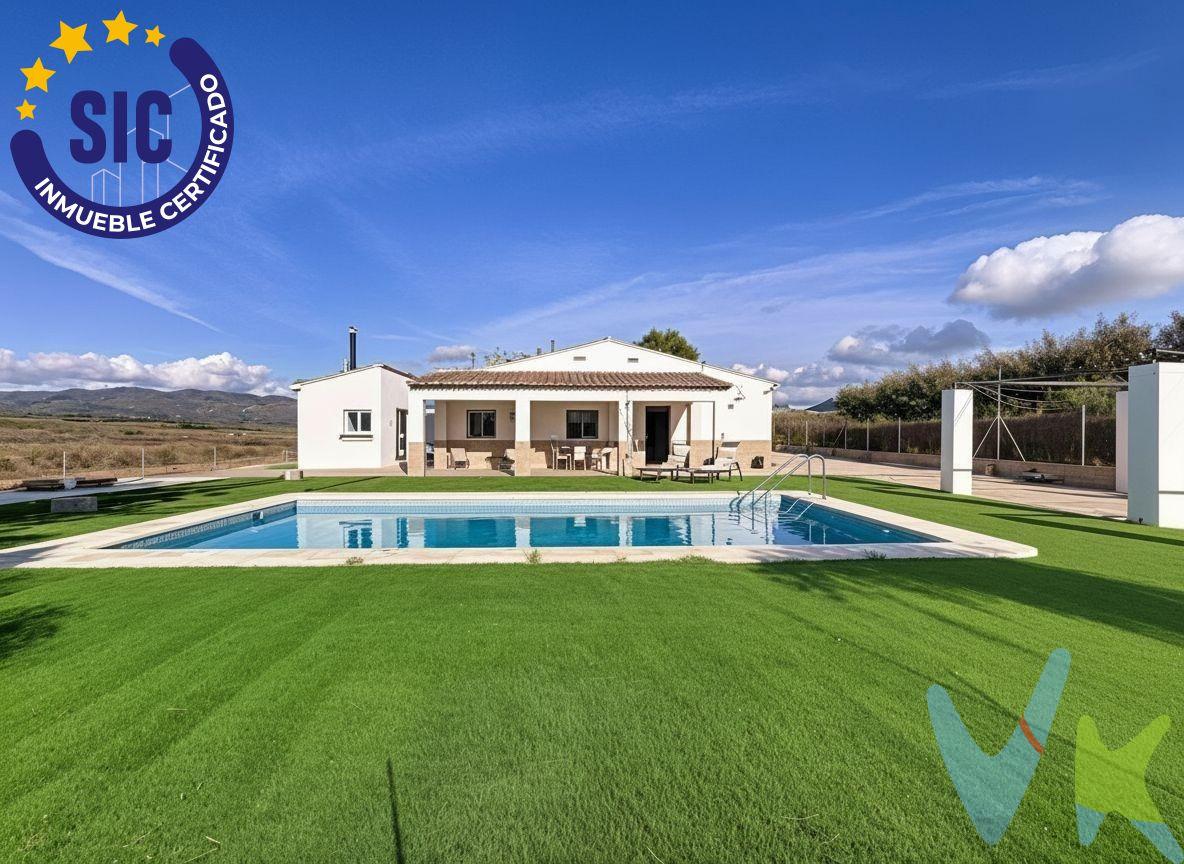 ¿Sueñas con vivir en un entorno de paz, con espacio para cultivar y disfrutar del sol?. Descubre este encantador chalet independiente ubicado en el tranquilo municipio de Montixelbo, un lugar ideal para desconectar, a pocos kilómetros de Llutxent y con excelentes conexiones a grandes ciudades como Xàtiva y Gandia. ✨ Características Destacadas de la Propiedad. Parcela Rústica y Productiva: Disfruta de una extensa parcela vallada de 11.842 m² de secano, perfecta para los amantes de la agricultura. Ideal para el cultivo de olivos, almendros, vid y otros árboles frutales. Zona de Ocio Exterior:. Piscina con Solárium: Un espacio refrescante y soleado, perfecto para disfrutar de los largos días de verano con familia y amigos. Área de Eventos Cubierta: Cuenta con un práctico espacio cubierto que incluye horno de leña y paellero, el lugar soñado para celebraciones y comidas al aire libre. ☀️ Autosuficiencia y Sostenibilidad. Energía Adaptable: Actualmente, la propiedad funciona con un grupo electrógeno, ofreciendo una solución inmediata. ¡Gran Potencial Solar! El chalet está preparado y listo para la instalación de un sistema de placas solares, permitiendo una transición hacia la autosuficiencia energética, la sostenibilidad y un gran ahorro a largo plazo. 🏠 Vivienda Acogedora y Funcional. Casa de 80 m² construida íntegramente en una sola planta para mayor comodidad. Dispone de dos habitaciones dobles y un baño completo. Gran salón comedor con una cálida chimenea para los días de invierno. Cocina americana integrada con barra, ideal para un estilo de vida moderno y social. Servicios Esenciales: Cuenta con agua de regadío para el terreno y agua potable proveniente de Llutxent. Construcción de Calidad: Chalet construido en el año 2010, con buenas calidades y mantenido en excelente estado. Ubicación Inmejorable: La combinación perfecta entre la serenidad del campo y la cercanía a servicios esenciales y vida urbana (Xàtiva y Gandia). ¡Esta propiedad es una oportunidad única para empezar tu nuevo proyecto de vida!. VENTA:. PVP 179.900€.  Gastos e impuestos no incluidos en el precio. La compra conlleva impuestos y gastos de formalización para el comprador. A título orientativo se informa que en segundas transmisiones el  ITP  con carácter general en  Valencia  es del  10%, pudiendo existir otros tipos impositivos atendiendo a  las circunstancias  personales del comprador u otras circunstancias previstas legalmente. Base imponible del impuesto el mayor valor entre el precio de compraventa, la tasación o el valor de referencia catastral. En cuanto a los gastos de  notaría y registro, en su caso,  suelen oscilar aprox; entre 1,5% y 2,5% (aranceles variables según precio, n.º de copias y complejidad). El comprador elige notario. Si el comprador precisase de  hipoteca: tasación, condiciones y costes bancarios serán según entidad elegida por el comprador, así como los gastos de gestoría, y cualesquiera otros gastos inherentes a la formalización de la compraventa que legalmente correspondan a la parte compradora, salvo pacto expreso en contrario con el vendedor. El consumidor tiene,  conforme a la normativa vigente, a su disposición información y documentación adicional relativa al inmueble y condiciones de la compraventa, que podrá ser consultada en C/Joaquín Costa 4, bajo 46005 Valencia o urbe2@remax.es. Honorarios de mediación inmobiliaria a cargo del  COMPRADOR: (3% del precio final de venta más IVA (21%), salvo otro pacto.); y  de VENDEDOR (según acuerdo con el mismo). . Se informa al consumidor que la agencia actúa como intermediaria inmobiliaria en la operación, estando cualquier eventual compraventa y sus condiciones sujeta a la aceptación expresa del propietario-vendedor y a la posterior formalización del correspondiente contrato.