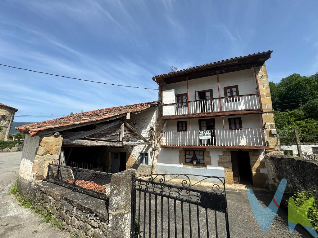 Casa tradicional montañesa con jardín en Silió - Cantabria. En el corazón de Silió, uno de los pueblos con más encanto del municipio de Molledo, se encuentra esta casa tradicional montañesa para rehabilitar, una propiedad con carácter, historia y un extraordinario potencial para quienes buscan crear un hogar singular en un entorno auténticamente cántabro. La vivienda se sitúa en la parte noble del pueblo, en plena plaza y frente a la monumental iglesia románica de San Facundo y San Primitivo, joya patrimonial del siglo XII. Una ubicación privilegiada que convierte esta propiedad en una oportunidad única para vivir o invertir en un enclave cargado de identidad, tradición y belleza arquitectónica. El edificio, distribuido en tres plantas, conserva la esencia de la arquitectura popular montañesa, con una presencia exterior llena de personalidad y posibilidades de recuperación. Su rehabilitación permite imaginar una residencia habitual con encanto, una segunda vivienda para disfrutar de la tranquilidad del valle, una casa rural o un alojamiento turístico vinculado al patrimonio, la naturaleza y la vida pausada de los pueblos cántabros. La propiedad cuenta además con una corralada o pequeño jardín de 54 m², un espacio exterior privado de gran valor dentro del casco tradicional. Un rincón perfecto para crear una zona de descanso, un pequeño jardín, una terraza íntima o un acceso con encanto que refuerce el carácter de la casa. Otro de sus atractivos es su proximidad al río Erecía, cuyo sonido al fluir acompaña el ambiente sereno del entorno y aporta una sensación de calma difícil de encontrar. Silió es un pueblo con población estable, vida durante todo el año y un impresionante patrimonio natural, ideal para quienes desean conectar con la montaña, los valles y la autenticidad rural sin sentirse aislados. La casa se encuentra bien comunicada, con servicios en el entorno, a tan solo 45 minutos de Santander y aproximadamente a media hora de la costa cántabra. Una localización excelente tanto para uso residencial como para quienes buscan un proyecto turístico o de descanso en el interior de Cantabria, con fácil acceso a la ciudad, la costa y los principales espacios naturales de la región. Una propiedad con alma, perfecta para quienes valoran la arquitectura tradicional, la historia y la posibilidad de transformar una casa montañesa en un proyecto único. Si buscas una vivienda para rehabilitar con carácter, ubicación excepcional y gran potencial, esta casa en Silió merece una visita. Impuestos y gastos legales de la compra no incluidos en el precio. 
