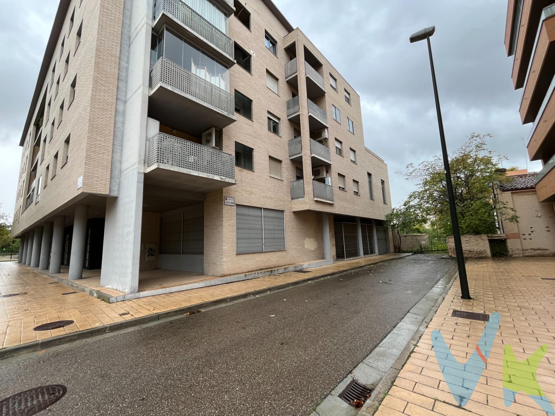En el Barrio Jesús , junto a la calle Cosuenda y Paseo Longares, en la calle Andador Maria de Huerva. Disponemos de una plaza de garaje a la venta, sus medidas son  4.80 metros x 2.20 metros. Edificio construido en el año 2000 que dispone para acceder al sótano de ascensor y escaleras, buen acceso rodado al garaje desde calle ampia y con poco transito. . Para más información no dude en llamarnos. 