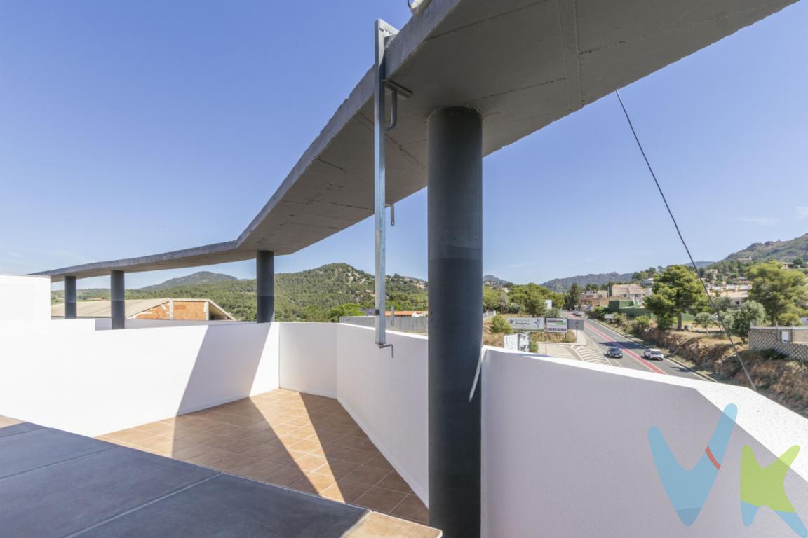 Encantador piso en Náquera - Una oportunidad única para adquirir una propiedad de ensueño. Presentamos este espacioso piso situado en la tranquila localidad de Náquera, perfecto para quienes buscan un hogar confortable y bien comunicado.Ubicado en la segunda planta de un edificio moderno, este piso cuenta con un ascensor que facilita el acceso, brindando comodidad para toda la familia. La propiedad ofrece un generoso espacio de 91 metros útiles, mientras que la superficie construida alcanza los 103.8 metros, asegurando una distribución óptima de todos los espacios.Al entrar en esta acogedora vivienda, serás recibido por un ambiente luminoso y agradable. La disposición de sus dos amplias habitaciones permite disfrutar de un espacio privado y versátil, ideal tanto para el descanso como para el trabajo. Cada habitación ha sido diseñada pensando en el máximo confort, garantizando una estancia placentera.El piso dispone de una amplia terraza que invita a disfrutar de agradables tardes al aire libre, además de un balcón que añade un toque especial a la fachada del hogar. Ambos espacios exteriores ofrecen la posibilidad de crear un pequeño oasis personal, perfecto para relajarse o compartir momentos con amigos y familiares.La cocina, moderna y funcional, cuenta con un diseño que facilita las tareas diarias, proporcionando un entorno agradable para preparar tus platos favoritos. Asimismo, la vivienda incluye un trastero que añade un valioso espacio de almacenamiento, perfecto para mantener el hogar organizado y libre de desorden.Dispone de garaje, una característica esencial para quienes valoran la seguridad y comodidad que ofrece contar con un espacio para el coche sin preocupaciones. Además, la proximidad de paradas de autobús garantiza un excelente servicio de transporte público, conectando directamente con los principales puntos de interés de la zona.La ubicación de esta propiedad en Náquera es sencillamente inmejorable, combinando la tranquilidad de una zona residencial con fáciles accesos a servicios y comercios locales. Esta localidad se convierte así en un enclave perfecto para quienes buscan un equilibrio entre la vida urbana y la serenidad de un entorno natural.No pierdas la oportunidad de visitar este piso. Su diseño moderno, junto con sus características excepcionales, lo hacen una opción inmejorable dentro del mercado inmobiliario actual. Con todas estas cualidades, no cabe duda de que este inmueble representa una sólida inversión para el futuro.Este piso en Náquera está esperando a alguien como tú para convertirlo en un hogar lleno de momentos inolvidables. No esperes más y agenda una visita para descubrir todo lo que este inmueble tiene para ofrecer. ¡Te esperamos para mostrarte cada detalle que hace de esta propiedad el lugar ideal para ti y tu familia!El precio no incluye lo siguiente: Honorarios de la agencia inmobiliaria, impuestos (IVA, ITP) y otros gastos de la Compraventa (notaria, gestoría y registro).