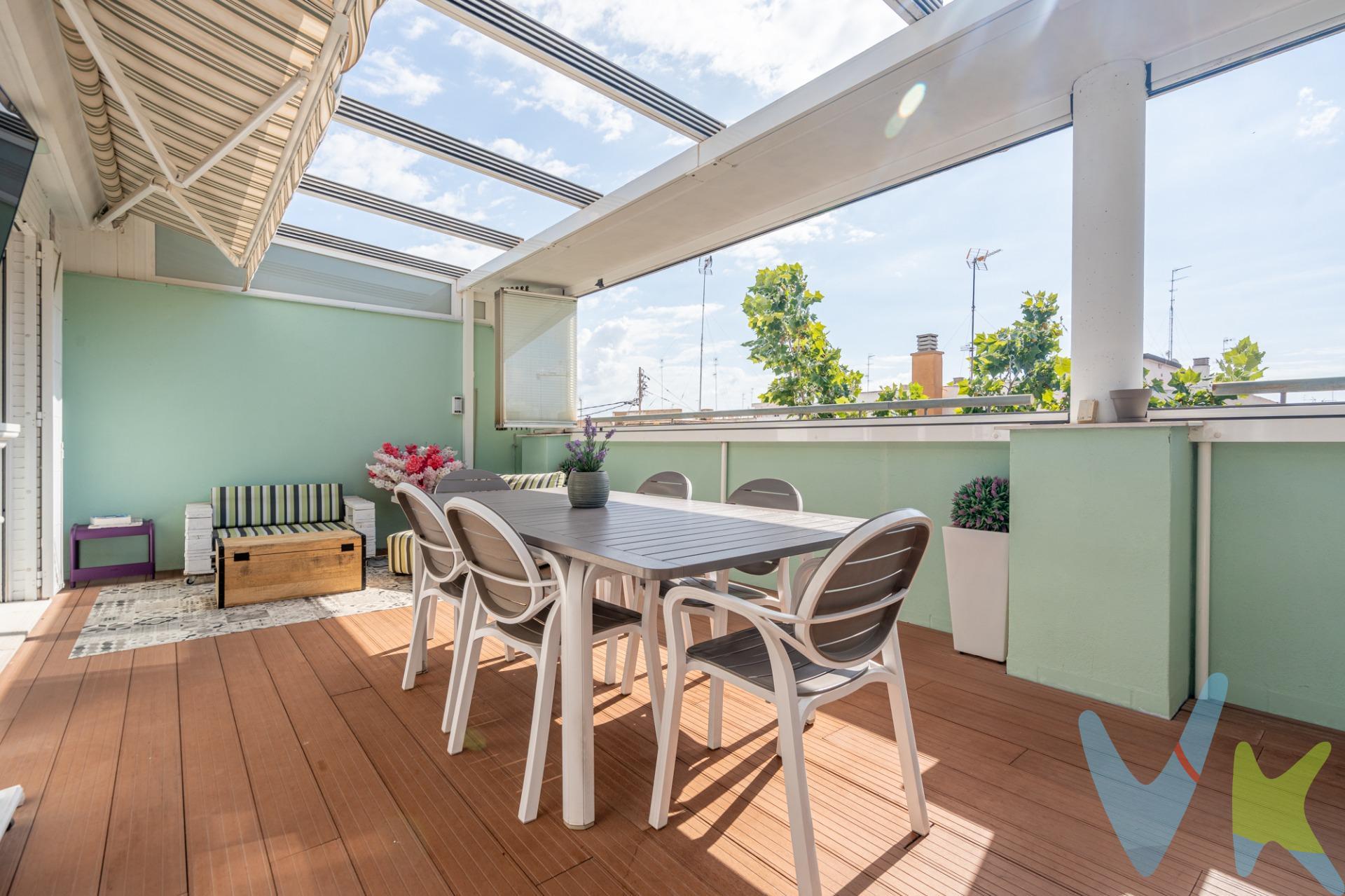 Descubre este magnífico ático dúplex ubicado en una quinta planta, donde cada rincón ha sido diseñado para ofrecerte comodidad y estilo. 🌟 Al ingresar, serás recibido por un grandioso salón comedor que se conecta a una cocina independiente; ambos espacios te llevarán a una espectacular terraza de mas de  **30m²**, equipada con sistema de acristalamiento automatizado Lumón, y toldos,  para disfrutar del aire libre  y ver las estrellas  en primavera y verano y de un añadido al salón en invierno.  La distribución cuadrada garantiza eficiencia sin pérdida de espacio: cuenta con dos actualizados  baños completos y dos grandes dormitorios (anteriormente tres). Subiendo por la escalera, llegarás a una encantadora zona abuhardillada,  dedicada al trabajo o lectura junto a un amplísimo dormitorio principal dotado de su propio y vanguardista baño privado 🛁. Las calidades son excepcionales: suelos de tarima flotante, pintura lisa elegantemente acabada y carpintería lacada en blanco complementan los ventanales dobles que aseguran aislamiento óptimo 🔒❄️🔥. Además, incluye plaza de garaje y trastero   ¡la plaza posee cargador eléctrico! 🚗. *Existe posibilidad de otra plaza de garaje y trastero por 30.000€ adicionales*⚡ No pierdas esta oportunidad única para vivir como mereces. Próximo a zona de Cortes Valencianas y  nuevo Mestalla y rodeado de todo tipo de servicios. Por mandato expreso del propietario, comercializamos este inmueble en exclusiva , lo que le garantiza el acceso a toda la información, a un servicio de calidad, un trato fácil, sencillo y sin interferencias de terceros. Por este motivo, se ruega no molestar al propietario, a los ocupantes de la propiedad o a los vecinos. Muchas gracias por su comprensión. Si usted es agente inmobiliario y tiene un cliente para este inmueble, llámenos: estaremos encantados de colaborar.  