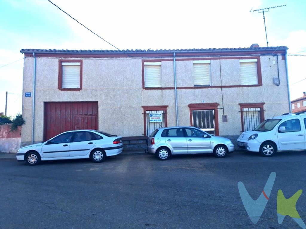 Amplia vivienda independiente con muchas posibilidades, situada en el tranquilo pueblo de Santa María del Río, a solo 20 minutos de Sahagún. Ideal para quienes buscan espacio, privacidad y la oportunidad de reformar a su gusto. 🏡La casa da a cuatro calles, sin vecinos colindantes, lo que garantiza intimidad y buena orientación. Dispone de una superficie total de 532 m², distribuidos en:Casa principal de dos plantas, con 81 m² por planta (162 m² en total):Aparcamiento cubierto de 51 m².Almacén en el patio de 95 m², ideal para ampliar el patio, crear un merendero, taller o incluso otra construcción.Otra edificación en el patio, actualmente distribuida como baño y cocina de verano. En cuanto a suministros: ✅ Luz dada de alta. 🚰 Agua disponible en el patio, aunque no canalizada dentro de la vivienda (habría que instalar la red interior). 🛠El patio ofrece un gran potencial para disfrutar al aire libre  espacio de sobra para piscina, barbacoa o jardín, perfecto para disfrutar con familia y amigos. 📍 Ubicación: Santa María del Río es un pueblo tranquilo que cuenta con bar y un entorno natural muy agradable. El consultorio médico más cercano está en Villaselán, a 8 minutos. En Sahagún, a 20 minutos, dispones de todos los servicios: supermercados, bancos, colegios, instituto, veterinarios, farmacias, etc. 📝Una opción ideal tanto para residencia habitual como vivienda vacacional, con la tranquilidad del entorno rural y muchas posibilidades de reforma. 💰 Precio: 46.000 EUR 📞 ¿Te gustaría venir a verla? ¡Contacta con nosotros en el teléfono 689 40 30 30! En el precio del inmueble no se incluyen los gastos de notaría, registro e impuestos asociados a la operación.   