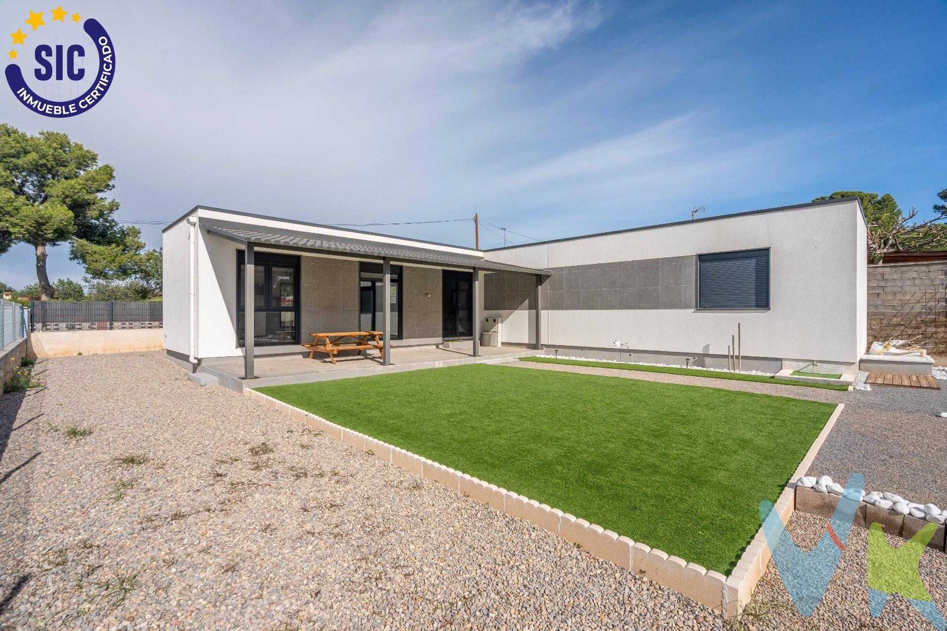 Ubicado en la exclusiva urbanización Jardín de Lauro en Lliria, este chalet del año 2023 representa una oportunidad única para adquirir una propiedad que combina modernidad y confort. Con una superficie construida de 108 m² y un diseño contemporáneo, esta vivienda es prácticamente nueva gracias a su reciente construcción. Destacan sus acabados premium: desde electrodomésticos de primeras marcas hasta suelos elegantes y carpintería sofisticada. Este chalet prefabricado se beneficia de un proceso industrializado que garantiza mayor control sobre la calidad final; además evita los contratiempos típicos asociados con las obras tradicionales como condiciones climáticas adversas o errores humanos durante el montaje in situ. Su eficiente sistema constructivo resulta en plazos más cortos y menos residuos generados durante la obra, haciendo también hincapié en excelentes propiedades aislantes lo cual maximiza el ahorro energético para futuros propietarios. No dudes en solicitar una visita y descubrir de primera mano esta oportunidad de mercado.