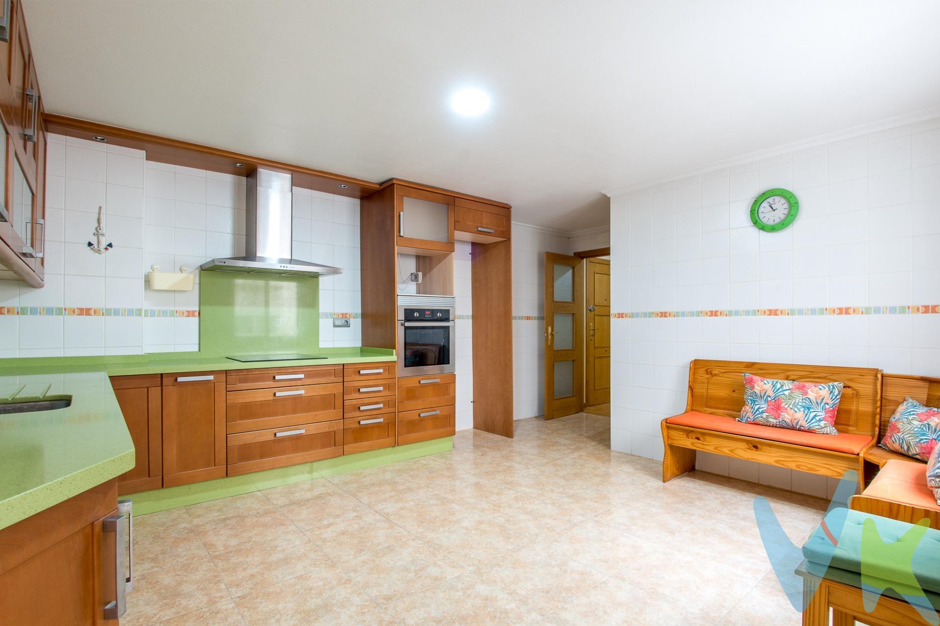 Crea el hogar que siempre has soñado, en este piso con todos los detalles en la calle Pizarro de  Abaran, en una de las mejores zonas y a un paso de todos los servicios, con una amplia cocina con despensa y lavadero independiente, cuenta con tres habitaciones y dos baños completos, aire acondicionado y tarima, el piso se encuentra en perfecto estado para entrar a vivir, no lo dudes mas y pide tu cita ya. Comercialización en multidifusión:. Por mandato expreso del propietario, este inmueble se comercializa en multiexclusiva, lo que garantiza un acceso completo a la información, un servicio profesional y una gestión ordenada, sin interferencias de terceros. Si eres agente inmobiliario y tienes un cliente interesado, estaremos encantados de colaborar. Contáctanos sin compromiso. Una compra tranquila y bien acompañada:. Al contactar directamente con nosotros, evitarás molestias innecesarias a la propiedad. Nos encargamos de toda la intermediación, facilitándote la documentación, la información necesaria y un trato cercano, claro y sin complicaciones. Te informaremos con total transparencia de todos los aspectos de la compra, incluidos gastos y honorarios de agencia para que tomes decisiones con calma y seguridad. Nuestra forma de trabajar se basa en algo muy sencillo:. Calma → la tranquilidad de comprar tu vivienda con acompañamiento profesional en todo el proceso con nosotros. Información legal:. La descripción del inmueble y las imágenes publicadas tienen carácter meramente informativo y no contractual. El precio ha sido fijado por la propiedad y podría sufrir variaciones hasta su formalización en contrato de compraventa. Gastos de la compra:. No incluye gastos, impuestos y demás gastos legalmente correspondan al comprador: ITP del 7,75% con carácter general; existen excepciones según normativa aplicable (1). Base imponible el mayor valor entre el precio de venta o el valor referencia catastral. Gastos Notaría y Registro: 1.900€ aprox. según complejidad y aranceles vigentes (2). Financiación: gastos de hipoteca, tasación y gatos bancarios a cargo del comprador, según su necesidad y elección. Servicio doble de intermediación: Honorarios inmobiliaria a cargo del comprador: 3.000€ más IVA (21%), no incluidos en PVP. Operación y condiciones de compraventa sujeta a aceptación expresa del vendedor. Para acceder a información y documentación legalmente exigible por el consumidor: https://www.inmotasa.es/consumidor/. (1) Para una información exhaustiva sobre el funcionamiento, tipos impositivos y bonificaciones del ITP en la Región de Murcia, puedes consultar el portal oficial de la Agencia Tributaria Autonómica en el siguiente enlace: agenciatributaria.carm.es/ITPAJD. (2) Tarifas notariales y registrales reguladas en Anexo I Del Real Decreto 1426/1989 y, Anexo I Del Real Decreto 1427/1989, respectivamente. 
