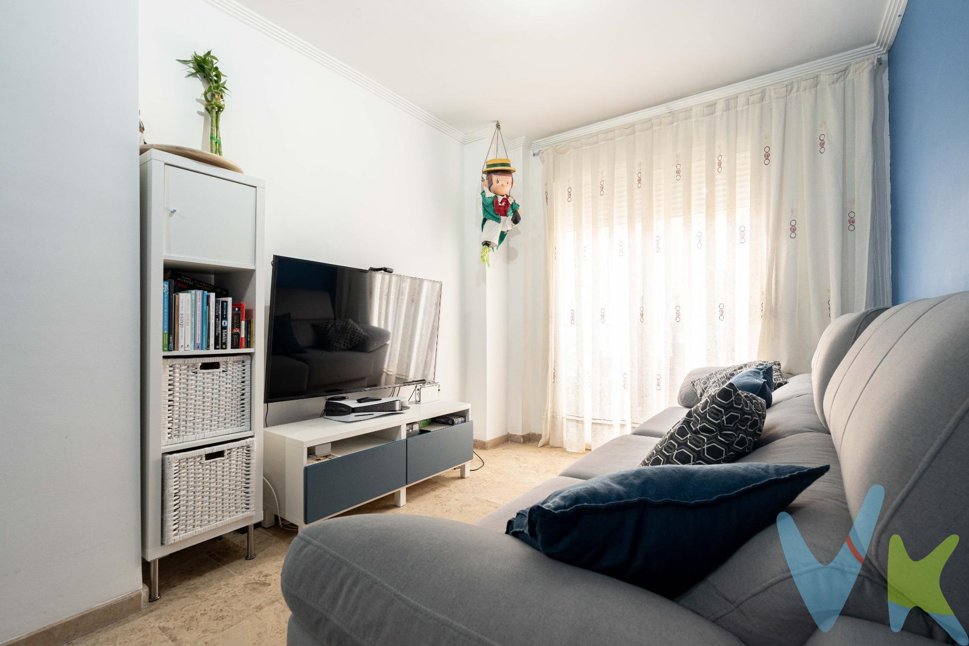 Descubre este magnífico piso ubicado en la vibrante ciudad de Albal, dentro de la hermosa Comunidad Valenciana. Con una superficie construida de 90 m², esta propiedad se presenta como una opción ideal para quienes buscan comodidad y estilo. El estado de conservación es excepcional, prácticamente seminuevo, lo que garantiza un hogar listo para habitar sin necesidad de realizar reformas. Este luminoso piso cuenta con tres habitaciones sencillas perfectas para adaptarse a tus necesidades familiares o personales. Además dispone de dos baños completos que ofrecen funcionalidad y confort adicional al espacio cotidiano. Uno de los grandes atractivos del inmueble es su amplia terraza donde podrás disfrutar momentos agradables al aire libre o simplemente relajarte después del trabajo; el lugar perfecto para reuniones sociales o descansar bajo el sol valenciano. Completa esta maravillosa oferta un práctico parking incluido en la propiedad que asegura tu tranquilidad respecto a estacionamiento en todo momento.