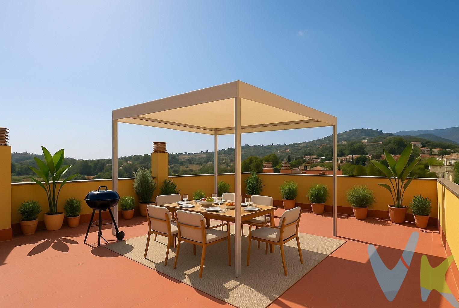 Se vende un exclusivo ático situado en la zona de Monte Lentiscal – Bandama, en el municipio de Santa Brígida, una de las áreas residenciales más tranquilas, verdes y valoradas.  La vivienda, amplia y luminosa, ofrece una excelente distribución interior y cuenta con una espectacular terraza privada de más de 100 metros cuadrados situada en la azotea, a la que se accede directamente desde el interior del piso. El ático dispone de tres dormitorios, uno de ellos con baño en suite, con armarios empotrados, además de un segundo baño completo, cocina independiente y un salón comedor. La gran terraza, amplia y privada, es perfecta para crear diferentes ambientes: zona de descanso, comedor exterior o espacio de ocio con vistas abiertas al paisaje natural. . La vivienda incluye una plaza de garaje y un trastero privados, con acceso directo dentro del edificio. Se encuentra en una comunidad cuidada y tranquila, con acceso rápido a todos los servicios: colegios, supermercados, zonas deportivas y transporte público. Las imágenes con mobiliario han sido generadas digitalmente mediante inteligencia artificial y son una representación orientativa. La ubicación es uno de sus grandes atractivos. El ático se encuentra a pocos minutos del  Club de Golf de Las Palmas, el campo de golf más antiguo de España, ideal para los amantes del deporte y la naturaleza. También está muy cerca del Campus Universitario de Tafira, lo que lo convierte en una opción excelente para familias con estudiantes o profesionales vinculados a la universidad. Monte Lentiscal – Bandama combina la tranquilidad de una zona residencial rodeada de vegetación con la comodidad de estar a solo 15 minutos del centro de Las Palmas de Gran Canaria, entorno perfecto para quienes buscan calidad de vida, privacidad y buena conexión con la ciudad. El precio no incluye impuestos y gastos de la compraventa: Impuesto de Transmisiones Patrimoniales (6,5%), honorarios de Notario, Registro de la Propiedad y gestoría. La oferta se sujeta a errores, cambios de precio, omisión y/o retirada del mercado sin aviso previo.