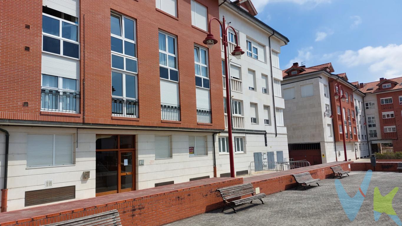 Servicios Inmobiliarios Barrio vende amplia plaza de garaje a un paso del centro de Torrelavega. En un edificio del 2004, se encuentra en una zona tranquila a cinco minutos caminando de la Plaza Mayor y con estupendas comunicaciones. No dejes pasar la oportunidad, seguro que ganarás en calidad de vida.