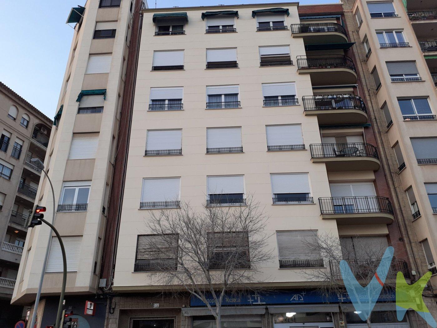 Vivienda en primera planta con ascensor, con vistas despajadas en la zona del hospital provincial. La vivienda está distribuida en salón comedor con posibilidad de unir la cocina en un solo espacio abierto. Junto a la cocina tiene la galería con acceso a un gran patio pisable. El resto de vivienda se distribuye en 3 habitaciones dobles y una individual, además de un baño completo y un aseo. La vivienda hace esquina con orientación suroeste, lo que le permite tener sol toda la tarde. Como se observa la vivienda está de origen lo que requiere de una REFORMA INTEGRAL., alguna de las fotos ha sido retocada y mejorada. También se han añadido renders de algunas fotos para poder ver posibles reformas de cómo podría quedar. Por mandato expreso de la propiedad comercializamos este inmueble mediante contrato de exclusiva o multi-exclusiva, por el cual numerosas agencias colaboradoras, nacionales e internacionales, ofrecen esta vivienda a sus potenciales compradores, todo ello garantizando un servicio de calidad, un trato fácil, sencillo y sin interferencias de terceros. * Impuestos, gastos de compraventa tales como honorarios agencia y financiación no incluidos.