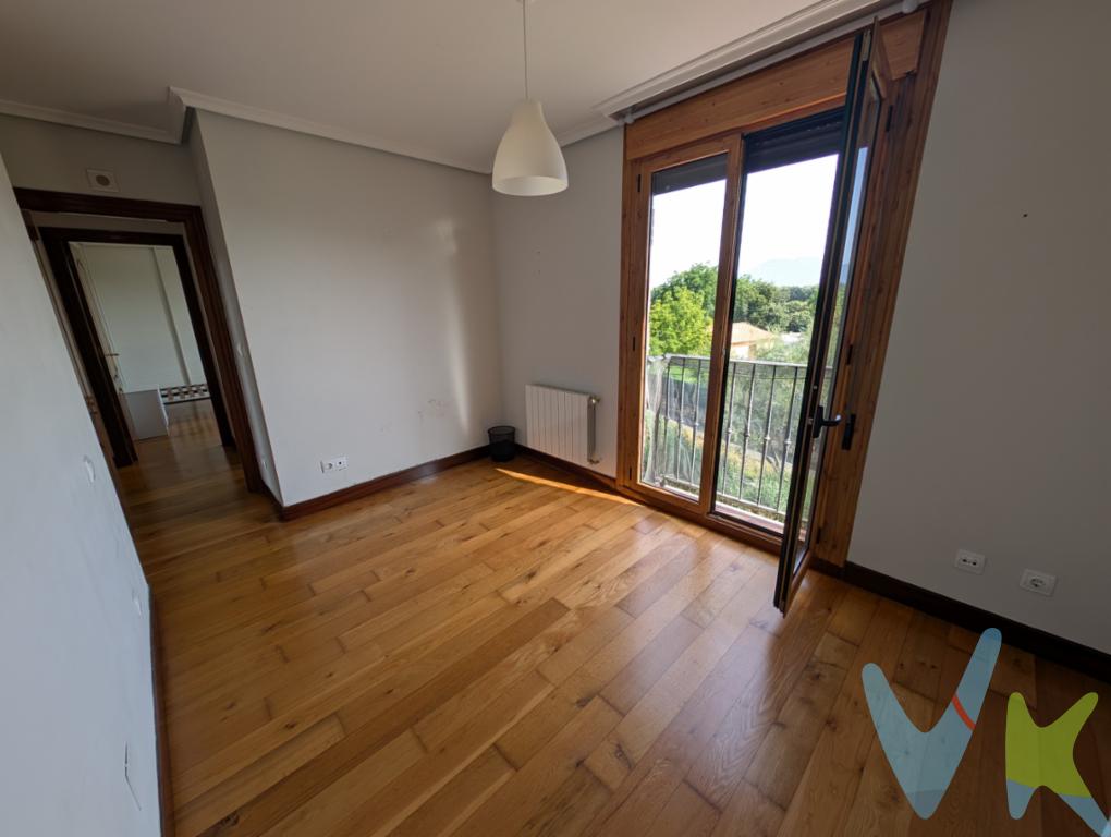  Si estás buscando piso en Colindres, presta atención porque viviendas con estas características no salen a la venta todos los días.Te presentamos este luminoso y acogedor piso de aproximadamente 80 m² construidos y 72 m² útiles, situado en una cuidada urbanización privada y en un edificio con una atractiva fachada de inspiración inglesa.? Una vivienda cómoda, bien distribuida y con dos terrazas, perfecta tanto como residencia habitual como para quienes buscan un hogar tranquilo y agradable.La vivienda se distribuye en: Amplio salón-comedor con salida directa a una terraza. Cocina independiente amueblada, también con acceso a una segunda terraza. Dos dormitorios exteriores. Baño completo con bañera y ventana.Gracias a su orientación norte y este, disfruta de una agradable entrada de luz natural, vistas despejadas y un entorno abierto con zonas verdes.Además, cuenta con suelos de parquet, ventanas de PVC, calefacción, armarios y una distribución muy aprovechada que aporta comodidad a todas las estancias.? Ubicado en Colindres, con todos los servicios necesarios a poca distancia y en una zona ideal para quienes valoran la tranquilidad sin renunciar a tenerlo todo cerca.? Una auténtica oportunidad dentro del mercado actual de Colindres, especialmente por su combinación de metros, terrazas, urbanización privada y entorno.No dejes pasar la ocasión de visitarlo. Solicita más información y descubre personalmente todo lo que puede ofrecerte.IMPUESTOS, GASTOS NOTARIALES Y REGISTRALES NO INCLUIDOS.HONORARIOS CON CARGO AL COMPRADOR: 1% SOBRE EL PRECIO. 