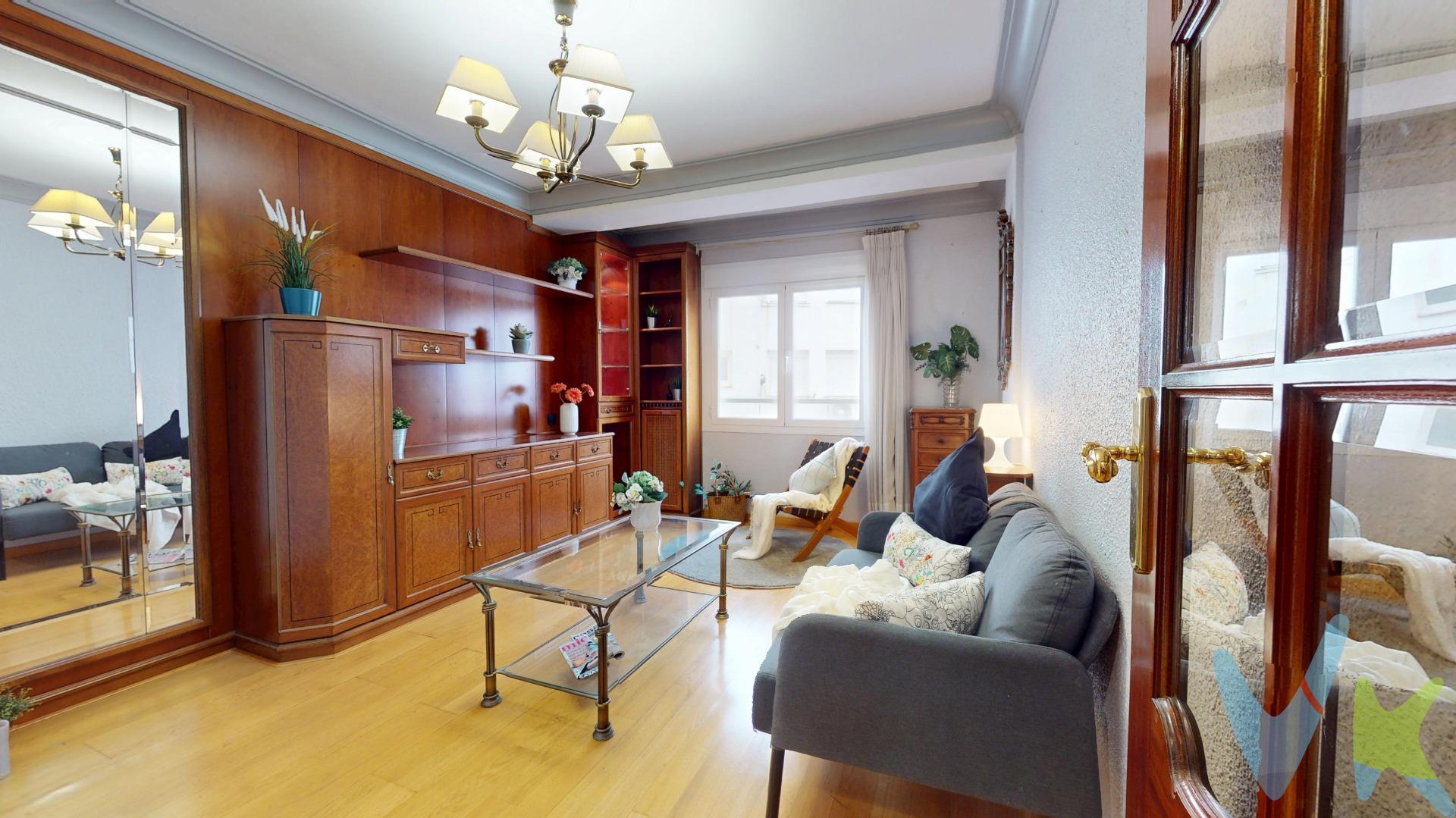 Calle Sevilla, ¿buscas un piso bien situado? ¡Sigue leyendo porque esta joya a un paso del paseo Sagasta y de la ribera del río Huerva, puede ser justo lo que estás buscando!. ✨ Distribución cómoda y funcional:. Cuenta con 3 dormitorios, ideales para una familia, una pareja con espacio de sobra o incluso para quienes teletrabajan y quieren su rinconcito tranquilo. El salón es acogedor y luminoso, perfecto para tardes de relax. La cocina es independiente y se conecta con una galería acristalada que aporta luz natural y mil posibilidades: desde zona de lavado hasta tu pequeño invernadero urbano. El baño tiene ventana —¡sí, con ventilación natural!—, un detalle que muchos pasan por alto pero marca la diferencia. 🏢 La finca dispone de ascensor y, al ser un piso interior con orientación noreste, disfrutarás de mañanas luminosas y un ambiente fresco y tranquilo durante el día. 💰 Gastos de comunidad bajos, para que tu bolsillo respire tranquilo cada mes. 📍 ¿Y la ubicación? Ideal:. A tan solo 10 minutos del Corte Inglés, con todos los servicios a mano y una excelente conexión con el centro y la zona universitaria. Un entorno con vida, zonas verdes, transporte y todo lo que necesitas para vivir cómodo y feliz. 🌟 ¿Te lo vas a perder? Este piso tiene ese equilibrio perfecto entre ubicación, comodidad y precio que no aparece todos los días. ¡Llámanos y ven a verlo antes de que se escape! 🏃‍♂️📞