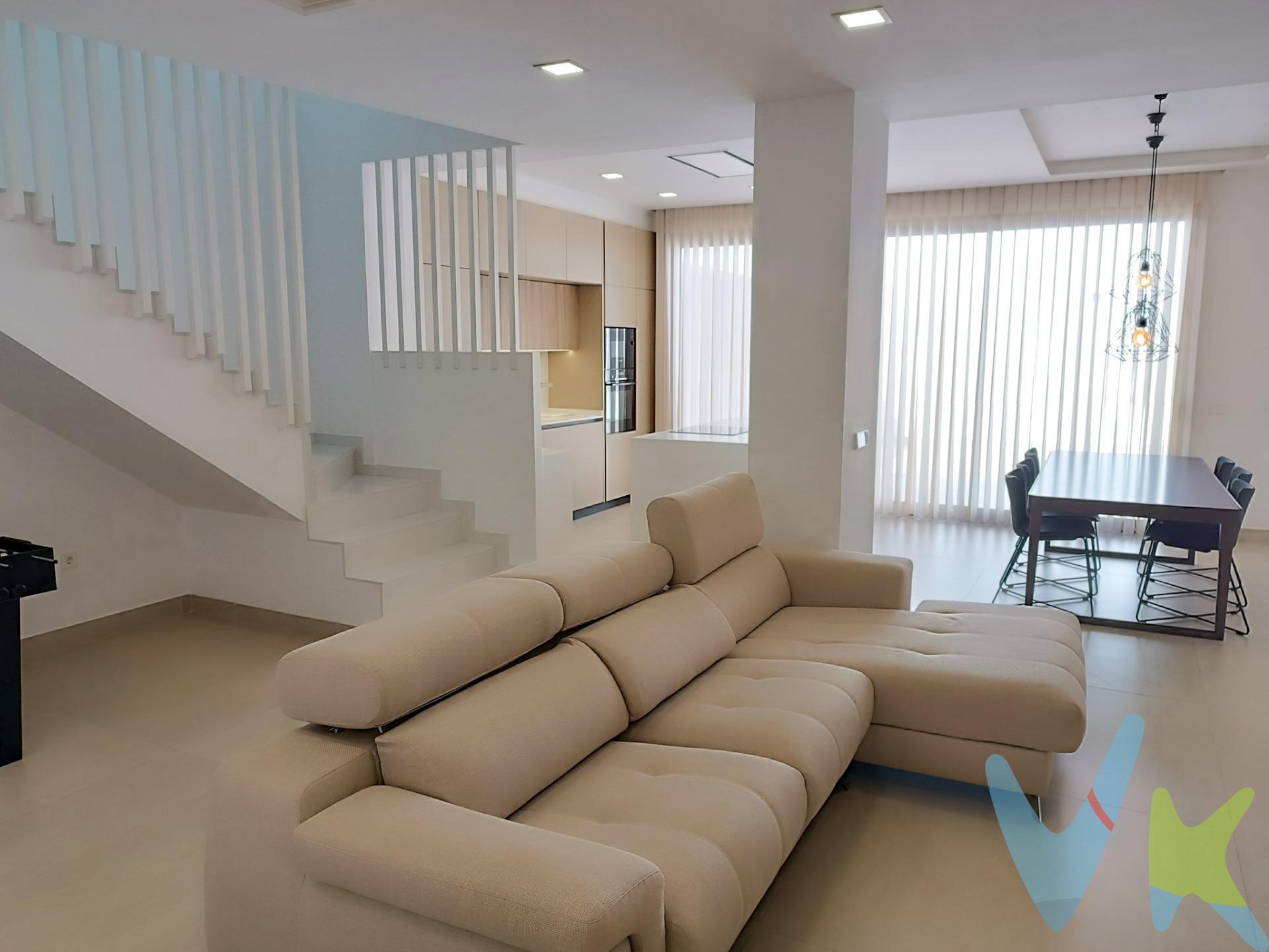 Casa exclusiva de obra nueva en Villanueva de Castellón (Valencia). 310 m² de diseño, confort y calidad para disfrutar en familia. Te presentamos esta impresionante vivienda de nueva construcción, ubicada en una zona tranquila de Villanueva de Castellón, diseñada con materiales de alta gama y pensada para ofrecerte el máximo confort. Distribuida en dos plantas:. 🔹 Planta baja:. Garaje privado con acceso directo a la vivienda. Amplio salón-comedor, muy luminoso, con salida directa a una terraza exterior. Cocina equipada con todos los electrodomésticos, incluyendo una elegante vinoteca integrada. Baño completo con acabados modernos. 🔹 Planta superior:. Habitación principal tipo suite, con baño privado, gran vestidor y acceso a una terraza privada. Dos habitaciones adicionales, ambas con armarios empotrados a medida, completamente vestidos. Dos baños completos adicionales, con excelente distribución y acabados de calidad. Una cuarta habitación, actualmente equipada como lavadero, con acceso a la terraza. ✨ Extras y calidades premium:. Acabados de alta calidad en toda la vivienda. Sistema de ósmosis y descalcificadora para agua purificada. Aire acondicionado por conductos, con control independiente en cada planta. Estufa de pellet, ideal para un ambiente cálido y eficiente energéticamente. Ventanas de aislamiento térmico y acústico de última generación. Persianas eléctricas para una mayor comodidad y control. Terraza principal con paellero y barbacoa, perfecta para reuniones y momentos al aire libre. Una vivienda única por su diseño, calidades y comodidad, ideal para familias que buscan amplitud, estilo y funcionalidad en un entorno tranquilo y bien comunicado. 📍 No dejes pasar esta oportunidad. Contáctanos para más información o concertar una visita. La descripción del presente inmueble e imágenes tienen mero carácter informativo y en ningún caso carácter contractual, pudiendo ser modificados por la inmobiliaria comercializadora sin que ello implique responsabilidad alguna frente a terceros. En el precio de venta a público, esta propiedad NO incluye los gastos de adquisición (Notario, registro, gestión, honorarios, etc…). 