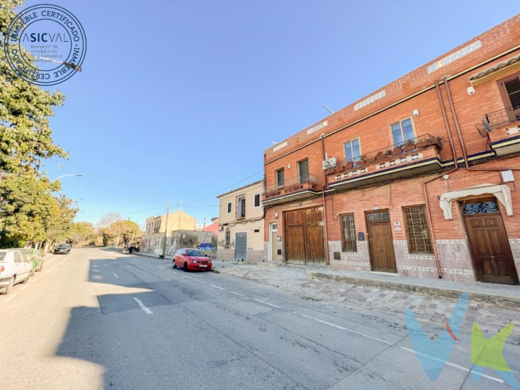 Gran casa situada en zona de huerta y a pocos metros de la Ciudad de las Ciencias de Valencia. La propiedad forma parte de 2 casas más adosadas, del mismo estilo arquitectónico, una casa por cada lado. Formando un conjunto de casas de huerta en Valencia. ..Se distribuye en 3 alturas, de las cuales 2 de ellas, podrían ser apartamentos independientes, ya que además de estar comunicadas por un ascensor también disponen de escalera desde la entrada común a la otra casa...La casa comparte su acceso a la propiedad en la parte trasera a las 3 casas y posee un anexo privado, que antiguamente eran unas cuadras de caballos, actualmente renovadas y que es un espacio diáfano, para ser utilizado a vuestro gusto. También dispone de zona de huerta con naranjos junto a este espacio, si quieres puedes tener tu propio huerto de cultivo. ..En la planta baja, se encuentra una zona amplia de parking para 6 coches, un gran salón, baño, sauna y 2 habitaciones, aquí incluso se podrían hacer más habitaciones...Desde aquí podemos acceder al ascensor y subir a la primera planta donde encontramos una habitación convertida en vestidor actualmente y con acceso a otro baño. Un amplio salón, aseo, cocina, terraza con zona de barbacoa. Con vistas a la Huerta...En la última planta se sitúa la habitación principal, con aseo y 2 amplias terrazas con orientación al este y oeste, donde podrás ver el amanecer y atardecer respectivamente...La Punta se encuentra en una de las zonas más demandadas de Valencia, por su cercanía al Mar, Centro de la Ciudad, Ciudad de las Artes y Ciencias, Oceanográfico, Centros Comerciales y al mismo tiempo en plena Huerta de Valencia, cerca de las playas de Pinedo y Malvarrosa. Unida por carriles bici para poder pasear hacia la playa o Centro de la Ciudad. Comunicada con transporte publico de la EMT. ..Venir a visitar esta propiedad, os encantará...La oferta está sujeta a cambios de precio o retirada del mercado sin previo aviso. Este anuncio en su conjunto, incluyendo textos, fotos, imágenes o cualquier otro contenido de este, no es vinculante dado que la información es ofrecida por terceros y puede contener errores. Se muestra a título informativo y no contractual...El precio anunciado NO INCLUYE los impuestos, ni los gastos como, notario, registro de la propiedad, ni los honorarios de la agencia inmobiliaria...Si tienes que vender antes tu vivienda, llámanos y te asesoramos en cómo hacerlo para tener los mínimos gastos posibles y con todas las garantías...Por mandato expreso del propietario, comercializamos este inmueble en exclusiva, lo que le garantiza el acceso a toda la información, a un servicio de calidad, un trato fácil, sencillo y sin interferencias de terceros. Por este motivo, se ruega no molestar al propietario, a los ocupantes de la propiedad o a los vecinos. Muchas gracias por su comprensión. Si usted es agente inmobiliario y tiene un cliente para este inmueble, llámenos: estaremos encantados de colaborar.