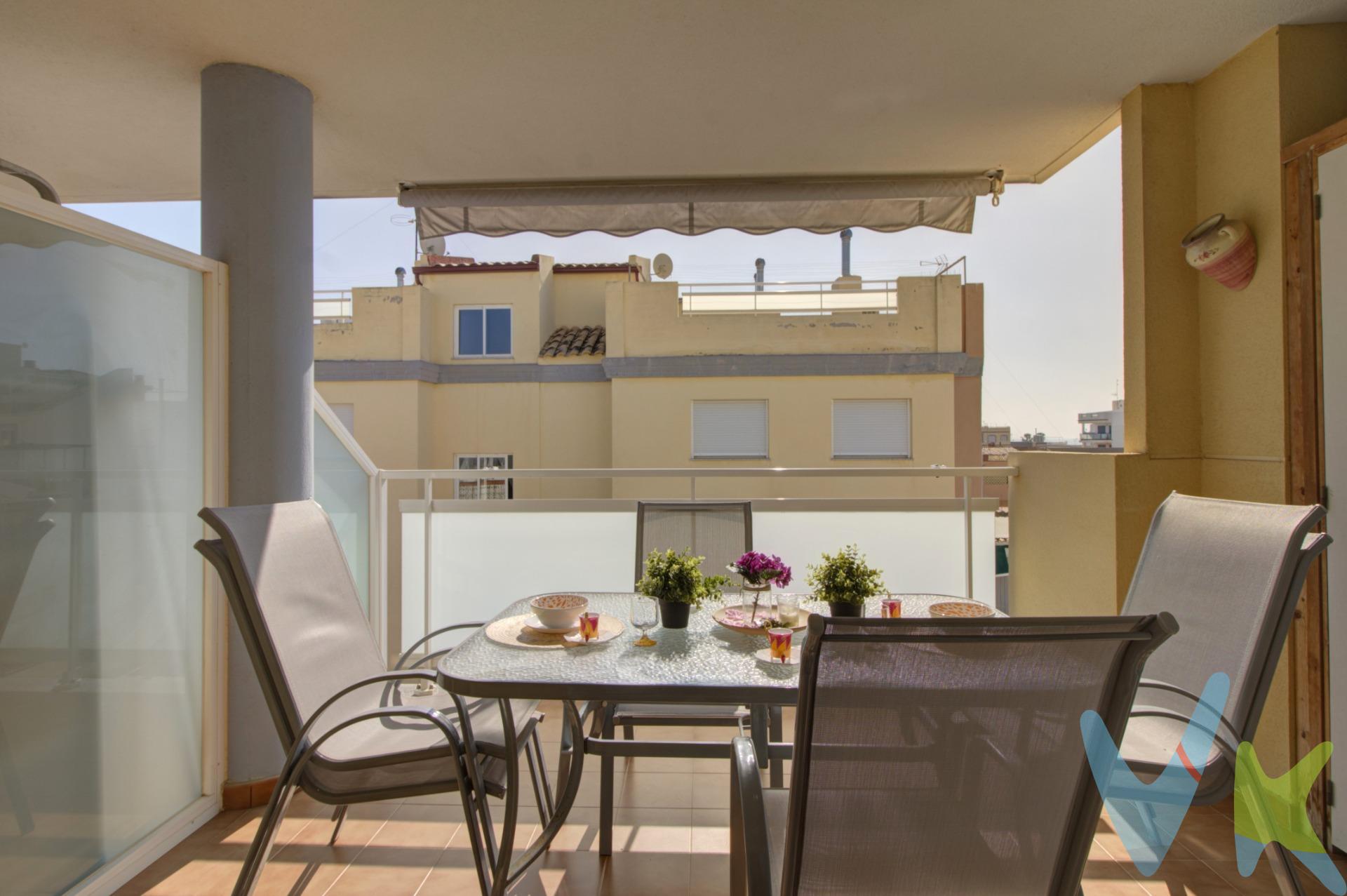 Hay lugares que no solo se viven… se sienten. Lugares donde el tiempo parece ir más despacio, donde el sonido del mar se convierte en banda sonora y cada día empieza con luz y tranquilidad. Este apartamento en la playa de Les Cases de Xilxes es uno de esos espacios que invitan a desconectar y disfrutar. Con 75 m² perfectamente aprovechados, esta vivienda en segunda planta (sin ascensor) forma parte de una finca tranquila de tan solo dos alturas, con terraza comunitaria en la planta superior, ideal para tender, disfrutar de las vistas o simplemente tomar el aire. Al entrar, te recibe una vivienda luminosa gracias a su orientación este-oeste, que permite disfrutar de luz natural durante todo el día. El salón, acogedor y funcional, cuenta con persianas eléctricas y aire acondicionado, creando un ambiente confortable en cualquier época del año. La vivienda dispone de dos habitaciones, ambas con armarios empotrados, pensadas para el descanso y la comodidad. El cuarto de baño completo y la distribución práctica hacen que cada espacio tenga sentido y fluya de forma natural. Uno de sus mayores atractivos es su terraza privada de 12 m² con toldo, ese rincón donde desayunar al sol, compartir cenas de verano o simplemente relajarte después de un día de playa. Y es que aquí, el mar está a tan solo 5 minutos andando. Sin necesidad de coche, sin prisas. Solo tú, la brisa marina y la calidad de vida que ofrece esta zona: tranquila, familiar y perfectamente conectada. Ya sea como residencia habitual, segunda vivienda o inversión, este apartamento representa una oportunidad de vivir más despacio, más cerca del mar… y más cerca de lo que realmente importa. Si lo necesitas, te ayudamos con la financiación. El precio del inmueble no incluye los honorarios de la agencia que ascienden al 3% del precio final del inmueble más IVA, ni los gastos de notaría y registro de la propiedad (que están sujetos a aranceles y varían dependiendo del precio de escrituración), ni los impuestos (que en la Comunitat Valenciana dependen del precio del inmueble y de las características personales del comprador). Para mayor seguridad en la compraventa, todas nuestras viviendas poseen FICHA DE CERTIFICACIÓN DE INMUEBLES registrada por la Asociación de Inmobiliarias de la Comunidad Valenciana ASICVAL. Antes de comprar o de entregar las arras, pida el Certificado de la vivienda para estar seguro y tranquilo sobre la situación legal, urbanística y de cargas de la misma. RK ESTAÑOL, mercantil Inmobiliaria Quasablanqua, SL, está inscrita en el Registro de Agentes de Intermediación Inmobiliaria de la Comunidad Valenciana RAICV con el número de registro 1511. Descubre las deslumbrantes playas de Chilches, a solo 3,5 km del casco urbano, divididas por la encantadora Plaza de la Armada Española en Les Cases y Cerezo, ambas galardonadas con la Bandera Azul de la UE. Explora el moderno paseo marítimo de 1,5 km, exclusivamente peatonal, con espacios verdes, áreas recreativas y notables esculturas. Disfruta de las maravillosas vistas desde el hermoso mirador de madera. Además, la playa ofrece opciones gastronómicas y servicios médicos. Sumérgete en el encanto de Chilches y disfruta de momentos inolvidables en este paraíso costero. . 