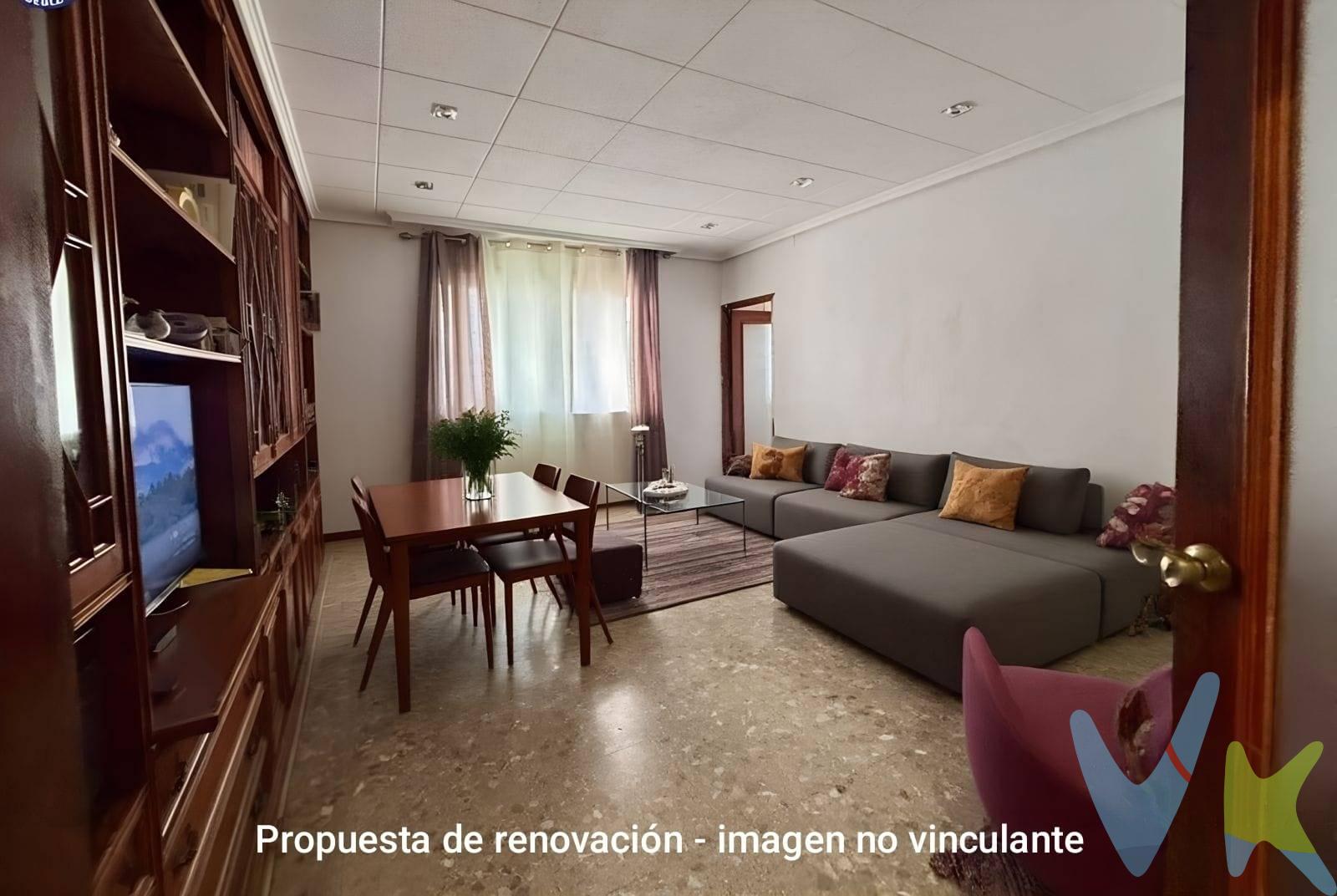 Racasa Marva te presenta en EXCLUSIVA este magnifico y  amplio piso con gran potencial en excelente ubicación. Este  espacioso inmueble de 102 m² es una oportunidad única tanto para familias que buscan un hogar cómodo como para inversores que desean una propiedad con alta rentabilidad. Su distribución ofrece cuatro habitaciones iluminadas, un amplio salón-comedor y un baño completo totalmente reformado con plato de ducha de 1,20 m y ventana oscilobatiente de cristal Climalit. La vivienda ha sido parcialmente renovada, con instalación eléctrica y fontanería nuevas ,que es un gran ahorro  a la hora de las mejoras. La cocina también ha sido modernizada con suelo y paredes renovadas, además de una ventana Climalit que mejora la luminosidad y la eficiencia térmica. Solo queda amueblarla a tu gusto para completarla. Con doble orientación norte-sur, este piso garantiza una excelente ventilación y luz natural en todas sus estancias. La habitación principal dispone de un balcón privado, un plus que añade comodidad y espacio exterior. Ubicado en la tercera planta de un edificio con ascensor instalado recientemente (7 años de antigüedad), se encuentra en una zona repleta de servicios esenciales: supermercados, colegios, ambulatorios, gasolineras y una variada oferta comercial. Su excelente conexión con transporte público (autobuses, tranvía y taxis) permite llegar al centro de la ciudad en apenas 10 -15 minutos. Una opción ideal tanto para entrar a vivir como para invertir. Gracias a su tamaño y ubicación, esta vivienda ofrece múltiples posibilidades de reforma para aumentar su valor y rentabilidad en el mercado de alquiler. Si buscas un inmueble con grandes posibilidades y una ubicación estratégica, ¡no dejes pasar esta oportunidad! Contáctanos para visitarlo. La oferta está sujeta a cambios de precio o retirada del mercado sin previo aviso. Este anuncio en su conjunto, incluyendo textos, fotos, imágenes o cualquier otro contenido del mismo, no es vinculante dado que la información es ofrecida por terceros y puede contener errores. Se muestra a título informativo y no contractual. Número de Registro de Agentes de Intermediación Inmobiliaria de la Comunidad Valenciana: RAICV-3991. El precio no incluye lo siguiente: honorarios de la agencia inmobiliaria, impuestos (IVA, ITP) y otros gastos de la Compraventa (notaria, gestoría y registro). Por mandato expreso del propietario, comercializamos este inmueble en exclusiva, lo que le garantiza el acceso a toda la información, a un servicio de calidad, un trato fácil, sencillo y sin interferencias de terceros. Por este motivo, se ruega no molestar al propietario, a los ocupantes de la propiedad o a los vecinos. Muchas gracias por tu comprensión. Si eres agente inmobiliario y tienes un cliente para este inmueble, llámanos: estaremos encantados de colaborar,. . 