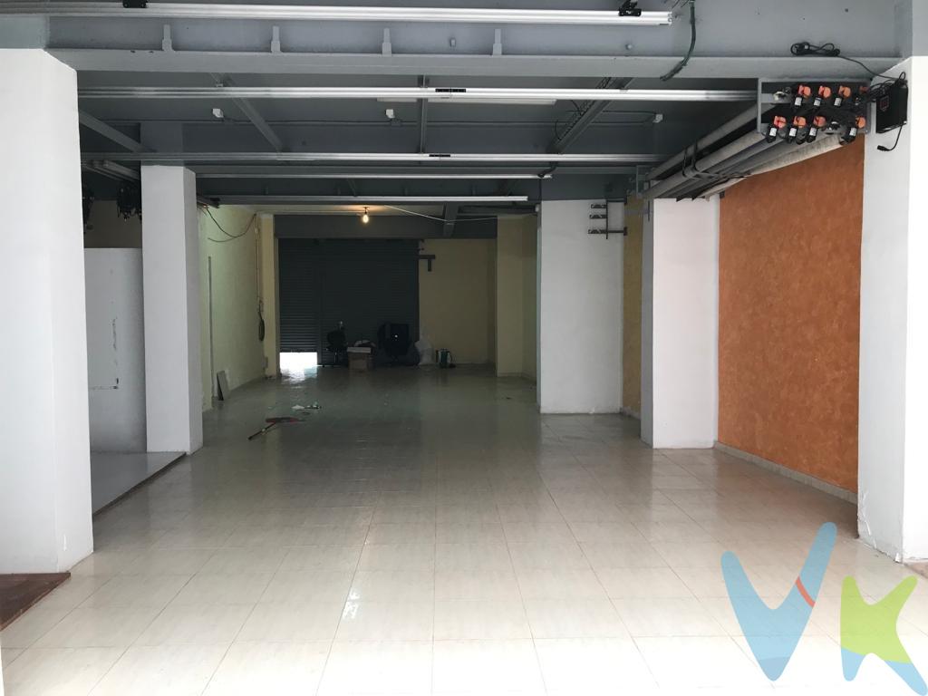 ¡Local comercial con gran visibilidad en Vilanova i la Geltrú – Con patio y escaparate!. Te presentamos este local de 113 m², ideal para montar tu negocio en una zona con alto tránsito peatonal y de vehículos, lo que garantiza una excelente visibilidad y proyección comercial. Situado en una calle muy concurrida y de fácil acceso, el local cuenta con un amplio escaparate, lo que lo hace muy fácil de ubicar y destacar entre la competencia. Además, la facilidad de aparcamiento en los alrededores es un gran valor añadido para tus clientes. El espacio está totalmente diáfano, lo que permite adaptar la distribución según las necesidades del negocio, y ya dispone de un baño en funcionamiento. Como extra, incluye un patio privado, perfecto como zona de descanso, almacenaje o incluso para desarrollar parte de la actividad en exteriores. Disponible tanto en venta como en alquiler, es una excelente oportunidad para emprendedores, inversores o negocios que busquen una ubicación estratégica en Vilanova i la Geltrú. ¡Contacta con nosotros y dale forma a tu nuevo proyecto!