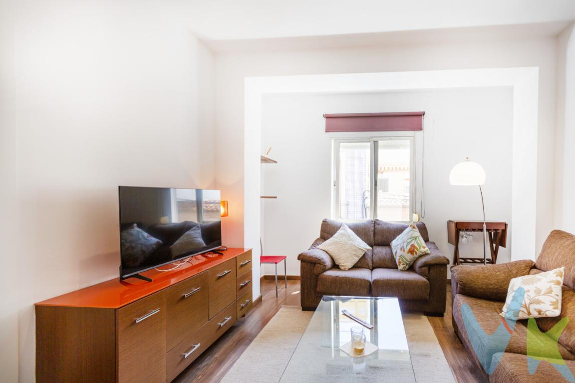 Encanto Mediterráneo en el Corazón de Valencia. Descubre este luminoso piso recién reformado con un estilo fresco y acogedor, ideal para parejas bohemias que buscan vivir envueltos por la energía única de Valencia. Situado en uno de los barrios más emblemáticos de la ciudad, a escasos minutos a pie de la playa, este hogar combina la tranquilidad del mar con la vitalidad de la vida urbana.Cada rincón ha sido pensado para abrazar la luz. El salón, abierto e íntimo, se convierte en el espacio perfecto para tardes de lectura, desayunos tardíos o veladas con música suave y vino local. Las dos habitaciones ofrecen versatilidad: una como dormitorio principal, la otra como estudio creativo, habitación de invitados o incluso pequeño atelier.El baño, moderno y elegante, aporta un toque de spa urbano con acabados naturales y una ducha amplia donde empezar el día con energía.Este piso es más que una vivienda: es un refugio junto al mar para quienes encuentran belleza en lo sencillo, en los paseos descalzos por la arena, en la luz dorada del atardecer sobre las fachadas color terracota, y en el ritmo pausado pero vibrante de Valencia.¿Te imaginas desayunando con el sonido del mar de fondo y la brisa del Mediterráneo acariciando las cortinas?__________________  Nuestro servicio con cada uno de nuestros clientes es en exclusividad, por lo que nosotros le garantizamos un servicio de calidad y sencillo sin interferencias de terceros, nuestra inmobiliaria trabaja con exclusividad compartida, por lo que estaremos encantados de colaborar con cualquier agencia o particular que esté interesado en el inmueble. Por ese motivo, se ruega no molestar al propietario o inquilinos de la propiedad. Si usted es un posible cliente o agente inmobiliario, interesado en esta propiedad, no dude en llamarnos a nosotros, estaremos encantados de colaborar. El precio indicado no incluye los honorarios de intermediación inmobiliaria, que deberán ser abonados por el comprador de forma independiente.
