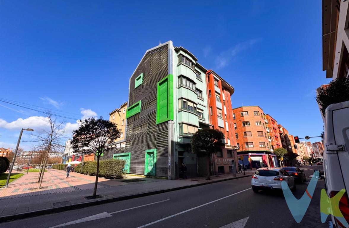 ¿Estás buscando un espacio único en el corazón del barrio Laviada y cerca de la playa? Te presentamos este increíble local en venta, con un estilo industrial que te cautivará desde el primer vistazo.Con techos abovedados que ofrecen una altura impresionante, este local se destaca por su amplitud y su aire abierto. Las paredes de piedra vista le dan un toque rústico y auténtico, mientras que las vigas metálicas expuestas y los detalles de ladrillo refuerzan el carácter industrial que tanto está en tendencia.Este espacio diáfano te ofrece infinitas posibilidades, ya que al disponer de entrada desde el portal, desde la propia Avenida de Portugal y posibilidad de apertura por la parte peatonal del parque su posibilidad de cambio de uso a vivienda es muy alta, por lo que ya sea que busques convertirlo en un entorno con personalidad o en un local comercial único, este local te enamorará.Ven a descubrir todo lo que este lugar tiene para ofrecerte. ¡No pierdas la oportunidad de darle vida a tu proyecto en uno de los barrios más deseados de la ciudad!En el precio publicitado no se incluyen los Impuestos de Transmisiones Patrimoniales ni los gastos de Notaría y Registro.  