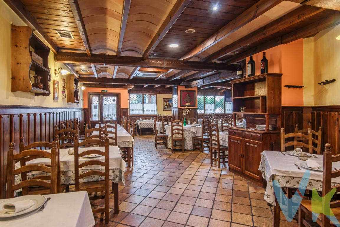 Se vende Restaurante  Parrilla  Sidrería La Mundina, local emblemático de la hostelería asturiana ubicado en Lugo de Llanera.Se trata de un local de 410 metros cuadrados ubicado en la planta baja de un edificio de viviendas, con fachada de 45 metros lineales, orientación a dos calles y con dos accesos directos a pie de calle, cuenta con amplias y numerosas ventanas que permiten una abundante entrada de luz natural, creando un ambiente luminoso que mejora el confort interior y contribuye al ahorro energético siendo tambien un elemento importante de captación de la atención de transeúntes.El negocio esta ubicado en una zona accesible y bien conectada, tanto por transporte público como por importantes arterias de comunicación, cuenta además con la cercanía de áreas residenciales y zonas comerciales e industriales que potencian su atractivo, como pueden ser los polígonos de Asipo y Silvota, Parque Tecnológico, el complejo de La Morgal que está integrado por Bomberos de Asturias, el 112, el Aeródromo o el Circuito Fernando Alonso y el Centro Logístico de Alimerka.El local está completamente insonorizado, cuenta con equipo musical con altavoces, extracción de humos y aire acondicionado.Amplia fachada de 45 metros lineales orientada a dos calles y chaflán en esquina.ZONA SIDRERIA: Compuesta por una amplia barra de 12 metros lineales con tres neveras de frio, una nevera de congelación para vasos escarchados y un enfriador de sidra.Nueve mesas en zona de público, dos televisiones.ZONA PARRILLA: Compuesta por parrilla de leña con mesa de trabajo, frigorífico expositor frontal de carnes y pila con desagüe.Mueble expositor de vinos y mueble de menaje y mantelería.ZONA COMEDOR: Amplia zona de comedor con acceso desde el exterior con capacidad para 140 personas y televisión, con zona de pago de comandas.Hall con armario de cubertería y armario de ropa con expositor.ZONA COCINA: Compuesta por cocina industrial con cuatro fuegos de gas, horno y plancha.Tres freidoras, dos micro-ondas, horno industrial eléctrico y dos cortadoras.Dos neveras de cuatro puertas con mesetas.Lavavajillas industrial, calentador de agua de gas y campana industrial con extractor de humos.Nevera industrial de frio de dimensiones aprox. de 2,00 x 2,00 metros.ZONA BAÑOS: Baños para hombres y mujeres con amplio hall distribuidor con cambiador de niños.ZONA ALMACEN: Compuesta por dos amplios locales y dos neveras industriales de dimensiones aprox. de 2,00 x 2,00 metros, una de frio (-3º) y otra de congelación (-18º).ZONA DE OFICINA: Compuesta por local para oficina, vestuario con baño y taquillas y local de productos de limpieza.ZONA TERRAZA: Terraza de dimensiones de 12,00 x 2,00 cerrada, acristalada y dotada de toldos con mando eléctrico, toma de tv. y luz exterior.Estamos a su disposición para responder todas sus preguntas y ayudarle durante todo el proceso de compra.Se valoran propuestas de alquiler con opcion a compra. Contamos con un seguro de Caución que nos permite garantizar el depósito de las cantidades entregadas por nuestros clientes.PRECIO DE VENTA SIN GASTOS NI IMPUESTOS INCLUIDOS: El precio de venta no incluye gastos de notaría, registro de la propiedad, gestoría, ni el Impuesto de Transmisiones Patrimoniales (ITP) o el IVA/AJD. HONORARIOS: El precio de venta no incluye los honorarios que se devengan a cargo del cliente comprador por la prestación de servicios de asesoramiento y gestión. El importe asciende al 2% del Precio de Venta (IVA no incluido). Dichos honorarios deberán ser abonados a la firma de la escritura pública. 