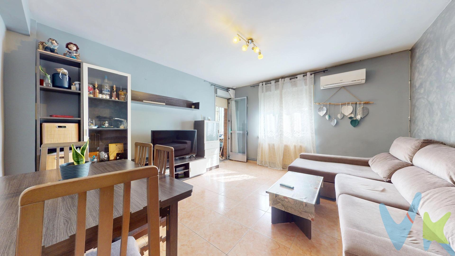 Vivienda de 92 metros cuadrados, situada en Entrevías de 3 dormitorios, salón independiente con acceso a la terraza que está acristalada, cocina bastante amplia incorpordo el tendedero, cuarto de baño con plato de ducha con mampara y aseo. Las calidades son las siguientes, suelos de gres, ventanas de aluminio, puertas interiores de haya, exterior blindada, calefacción de gas natural individual, aire acondicionado bomba frío y calor en él salón, armarios empotrados en los 3 dormitorios y en él pasillo. En cuanto a servicio y ubicación,  Autobuses, nº24 Nº102, Nº103, Nº111, Nº11 nocturno. Renfe El Pozo a 10 minutos de Atocha, . colegios cercanos, Núñez De Arenas, Francisco Giner De Los Ríos y Padre Mariana., centro de salud Entrevías, supermercado Ahorramás y Domingos Mercadillo uno de los más grandes de Madrid y con variedad de todo tipo. Centro Deportivo Municipal Entrevías, y Centro Deportivo Municipal Wilfred Agbonavbare. en cuanto a carretera cercano a M-30 y M-40. No dejes escapar está gran oportunidad a un precio sin competencia, 30 años en Vallecas nos avalan. El precio final ofertado respeta la normativa reguladora de precios que resulte aplicable. Asimismo, la presente operación devengará honorarios de intermediación profesional equivalentes, como máximo, al 3% del precio final de compraventa, más el IVA vigente, que serán abonados por la parte compradora.