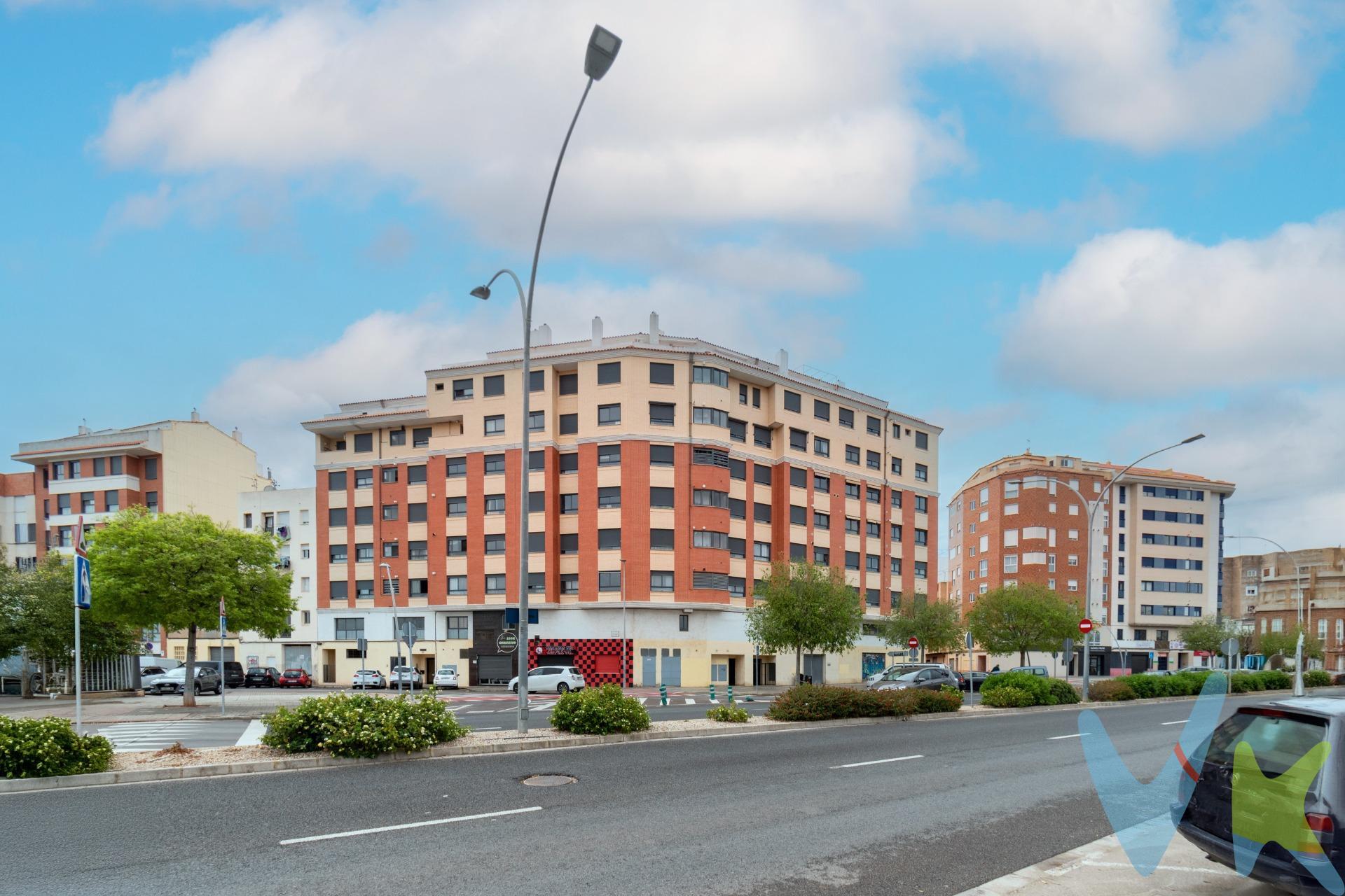 Imagina despertar cada mañana en un lugar que se siente como un refugio, donde cada rincón está diseñado para brindarte comodidad y calidez. Este es el hogar que siempre has soñado, ubicado en la tranquila y acogedora zona norte de Castellón. Desde el momento en que cruzas la puerta, te recibe un ambiente luminoso y acogedor. La amplia sala de estar y comedor se convierte en el escenario perfecto para tus mejores recuerdos: risas con amigos, cenas familiares y momentos de relax después de un largo día. La luz natural fluye a través de las ventanas, llenando el espacio de vida y energía. La cocina, con su diseño práctico, invita a explorar tu pasión por la gastronomía. Imagina preparar deliciosos platos mientras tus seres queridos se reúnen a tu alrededor, disfrutando del aroma y la compañía. . Cuando llega el momento de descansar, te diriges a tu habitación principal. Aquí, la privacidad es un lujo: cuenta con un baño completo en suite, donde puedes relajarte después de un día agitado. Las noches son tranquilas, y el sueño reparador está garantizado. Las visitas no son un problema, ya que este piso cuenta con otra habitación y un segundo baño completo. Tus amigos y familiares se sentirán como en casa, disfrutando de su propio espacio cuando vengan a visitarte. Y no podemos olvidar los detalles prácticos que hacen la vida más fácil: con tu plaza de garaje y trastero, nunca tendrás que preocuparte por dónde guardar tus cosas o dónde aparcar después de un largo día. Este piso no es solo una vivienda; es el lugar donde podrás escribir tu historia. En una zona bien comunicada y cercana a todos los servicios que necesitas, tendrás todo a tu alcance: supermercados, colegios, parques y más. No dejes pasar esta oportunidad única. Ven a visitar este maravilloso piso y comienza a imaginarte viviendo aquí. Tu nuevo capítulo en Castellón está a solo una visita de distancia. 