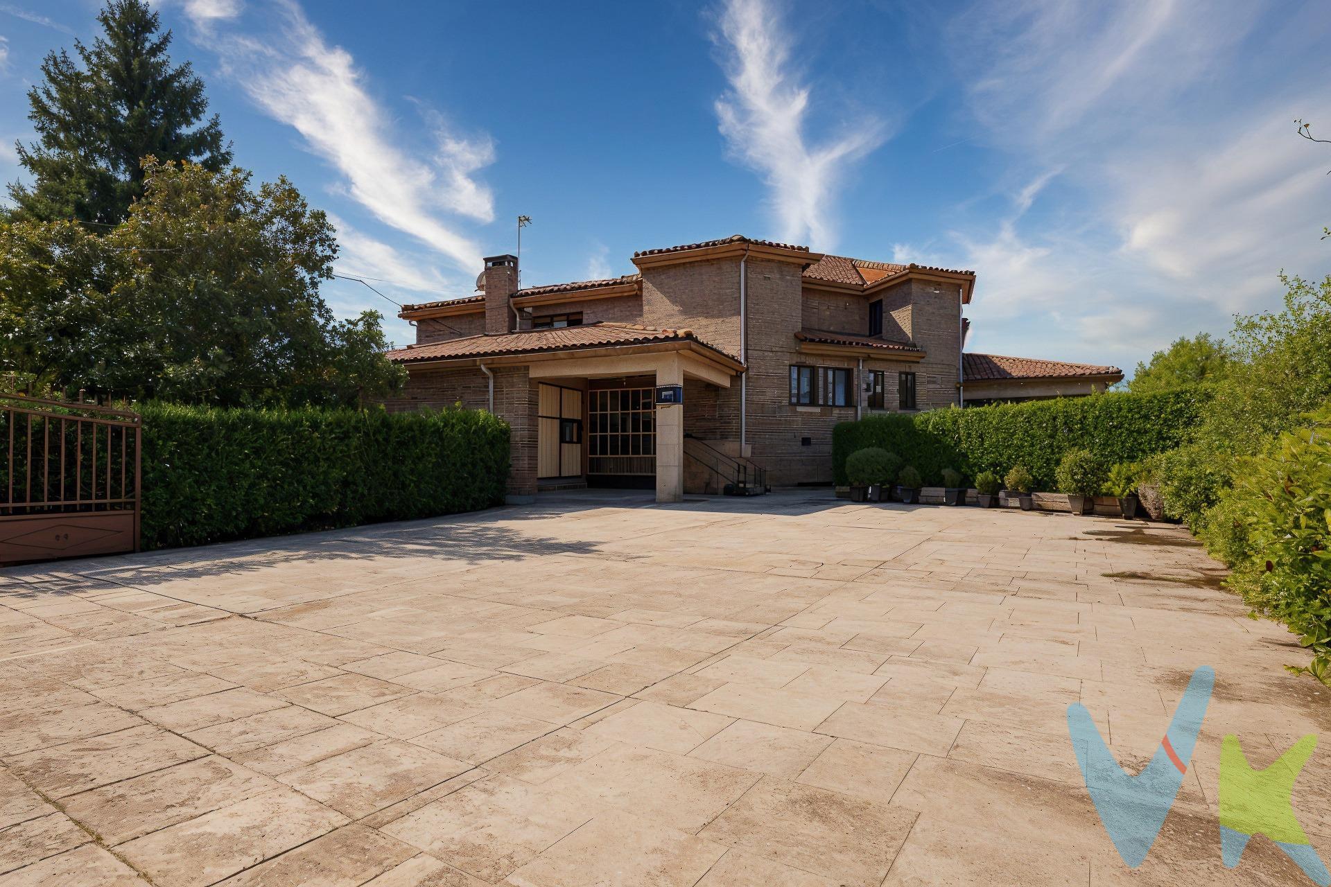Descubre esta magnífica propiedad situada en la tranquila zona de Ecay de Longuida, a tan solo 20 minutos del centro de Pamplona. Esta casa cuenta con una construcción generosa que abarca 313 m² distribuidos inteligentemente para ofrecer comodidad y funcionalidad. Con cuatro habitaciones dobles y tres baños, es el hogar ideal para familias que buscan espacio e intimidad. La parcela amplia de 2317 m² incluye una hermosa piscina climatizada rodeada por un jardín frondoso lleno de árboles, plantas y flores; creando un oasis privado perfecto para disfrutar al aire libre durante todo el año. Zona de aparcamiento para varios vehículos. La vivienda ofrece características irresistibles como su gran terraza exterior cerrada para disfrutar todo el año y con aire acondicionado, donde podrá relajarse mientras contempla las impresionantes vistas panorámicas del entorno natural. No pierda la oportunidad única que representa este inmueble: privacidad absoluta combinada con cercanía a zonas urbanas.